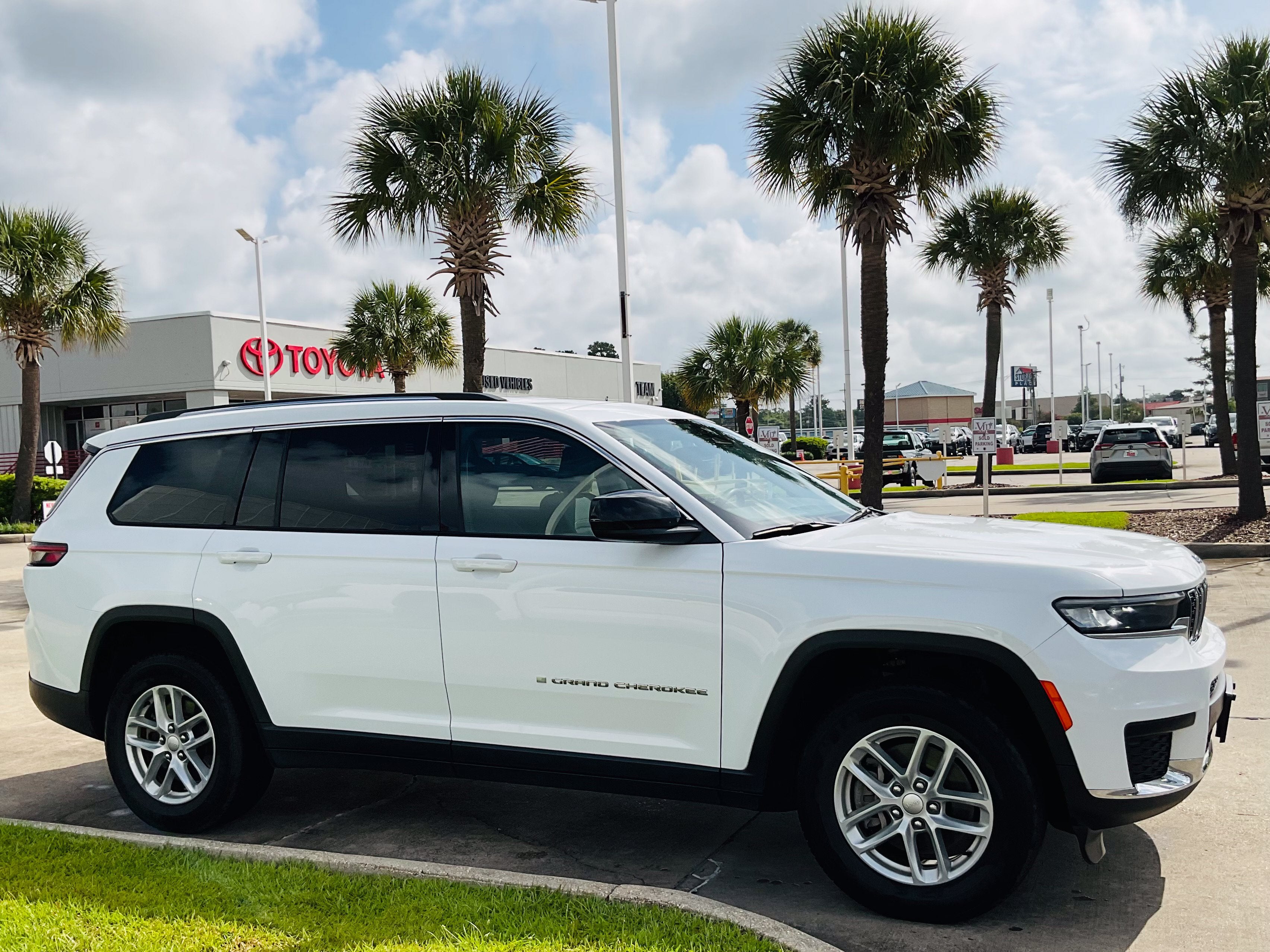 2023 Jeep Grand Cherokee L Laredo
