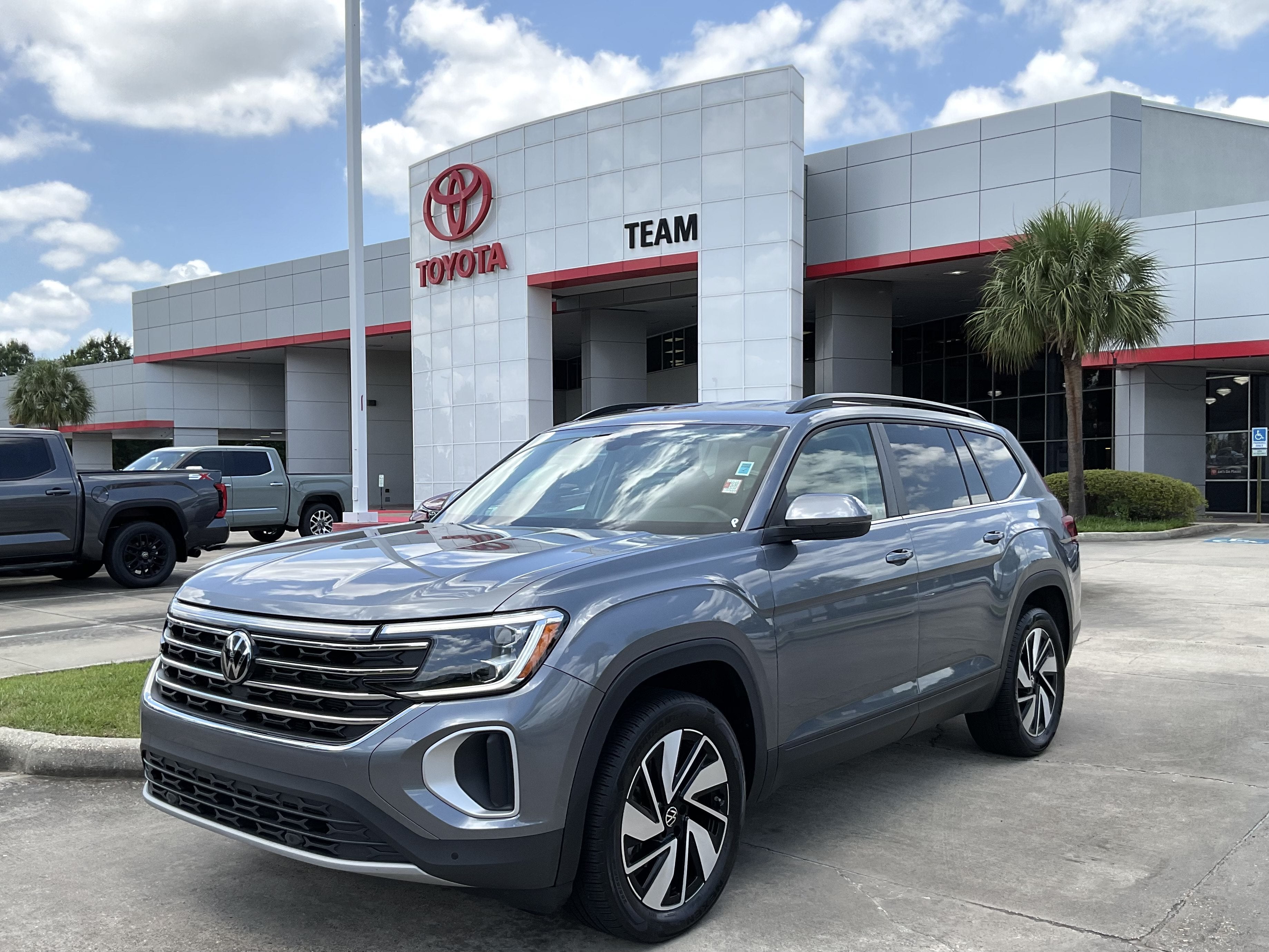 2025 Volkswagen Atlas 2.0T SE w/Technology