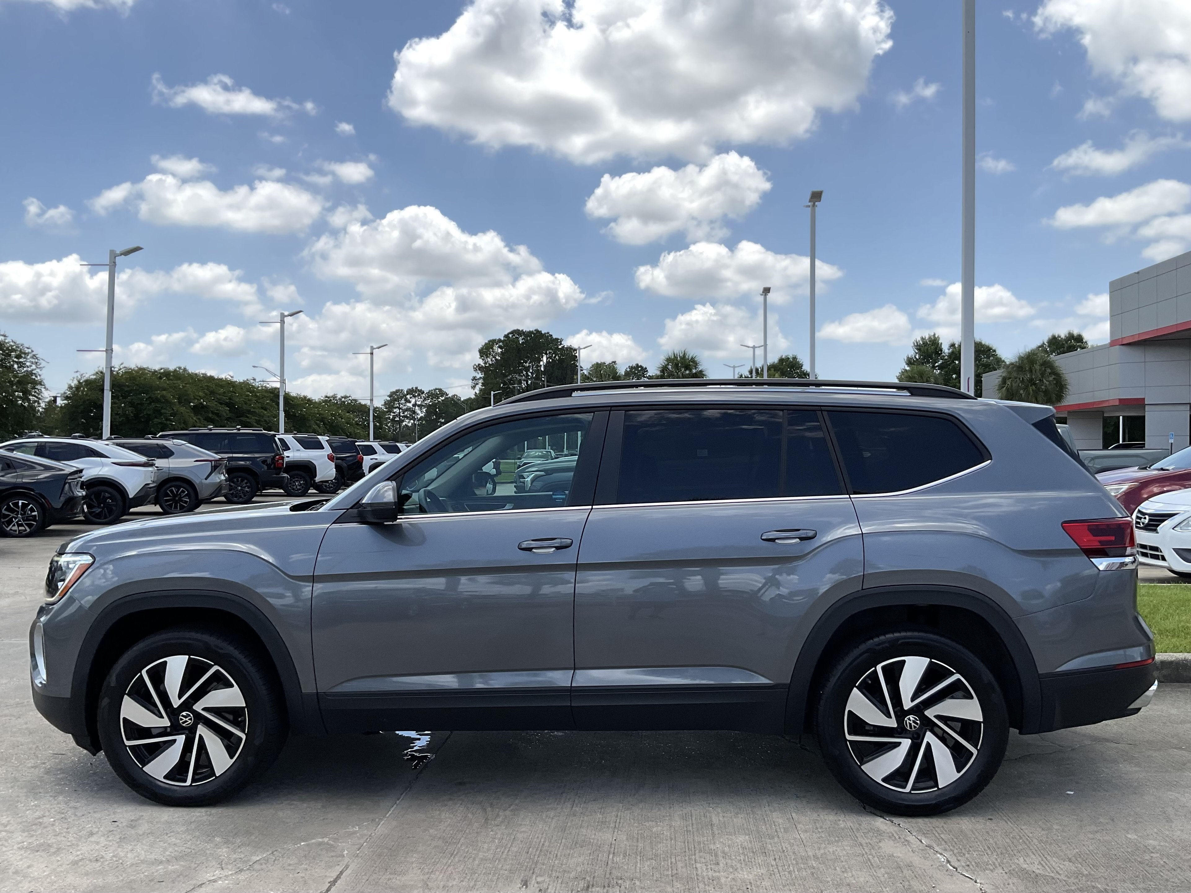 2025 Volkswagen Atlas 2.0T SE w/Technology
