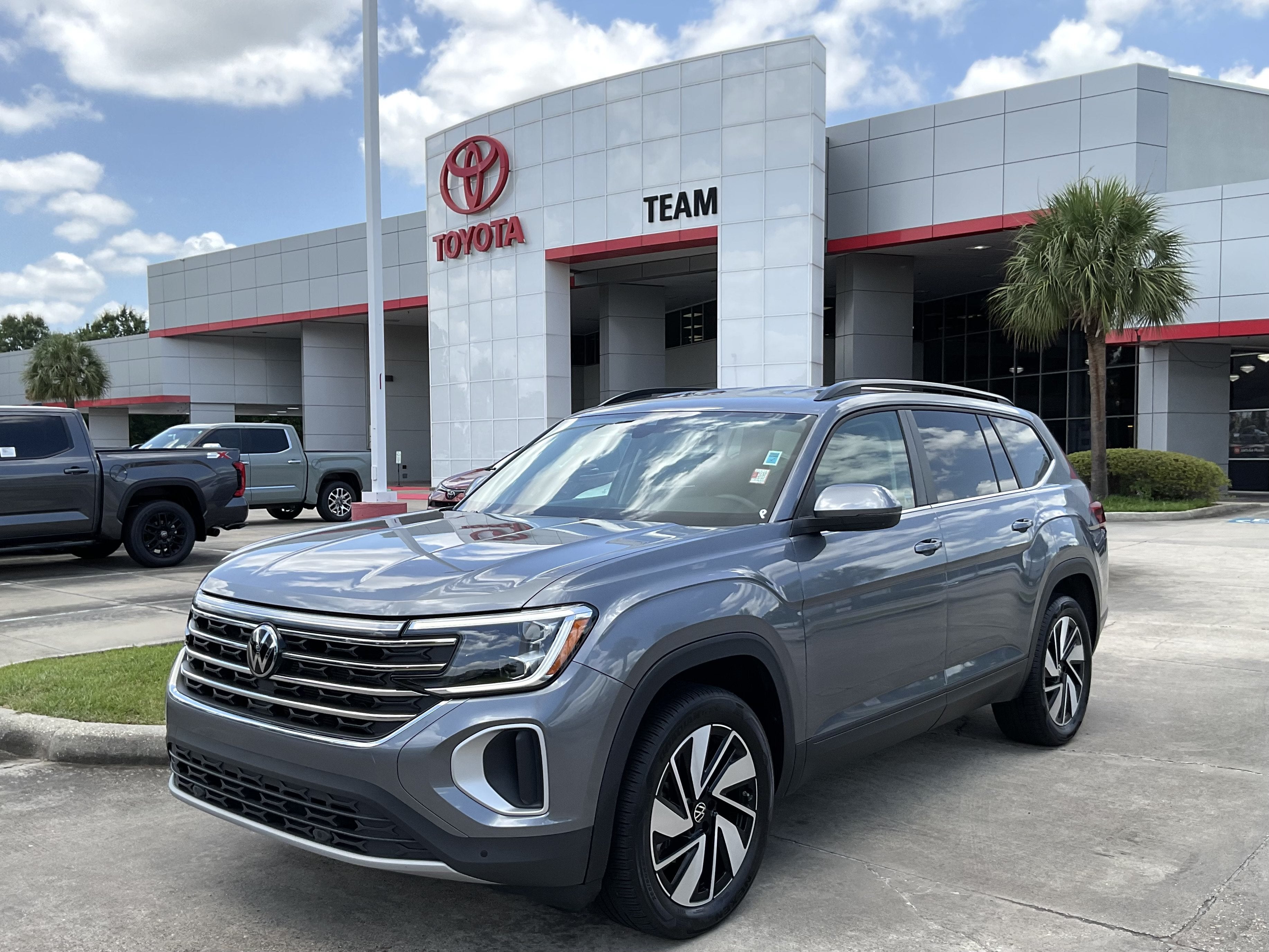 2025 Volkswagen Atlas 2.0T SE w/Technology