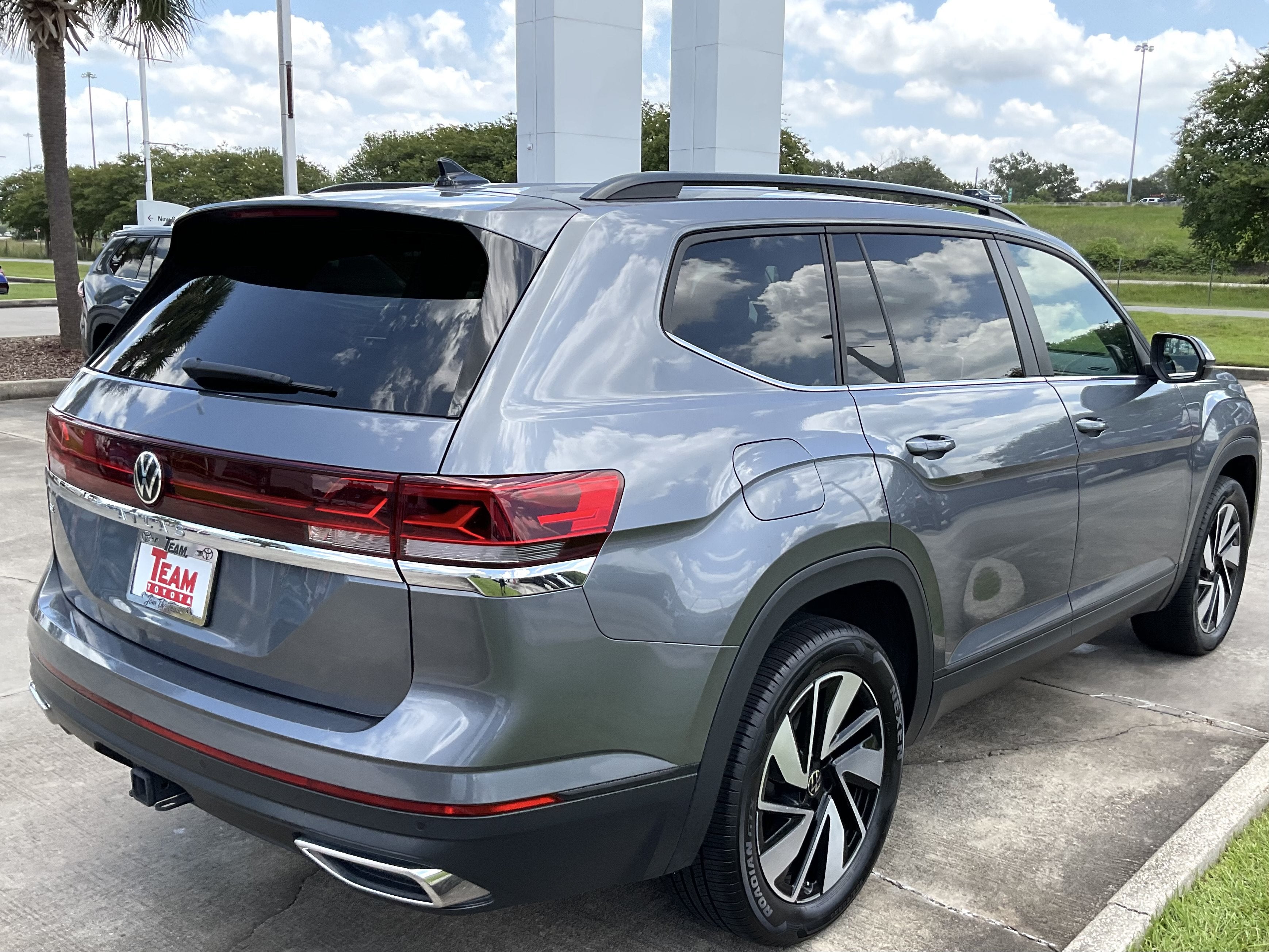 2025 Volkswagen Atlas 2.0T SE w/Technology