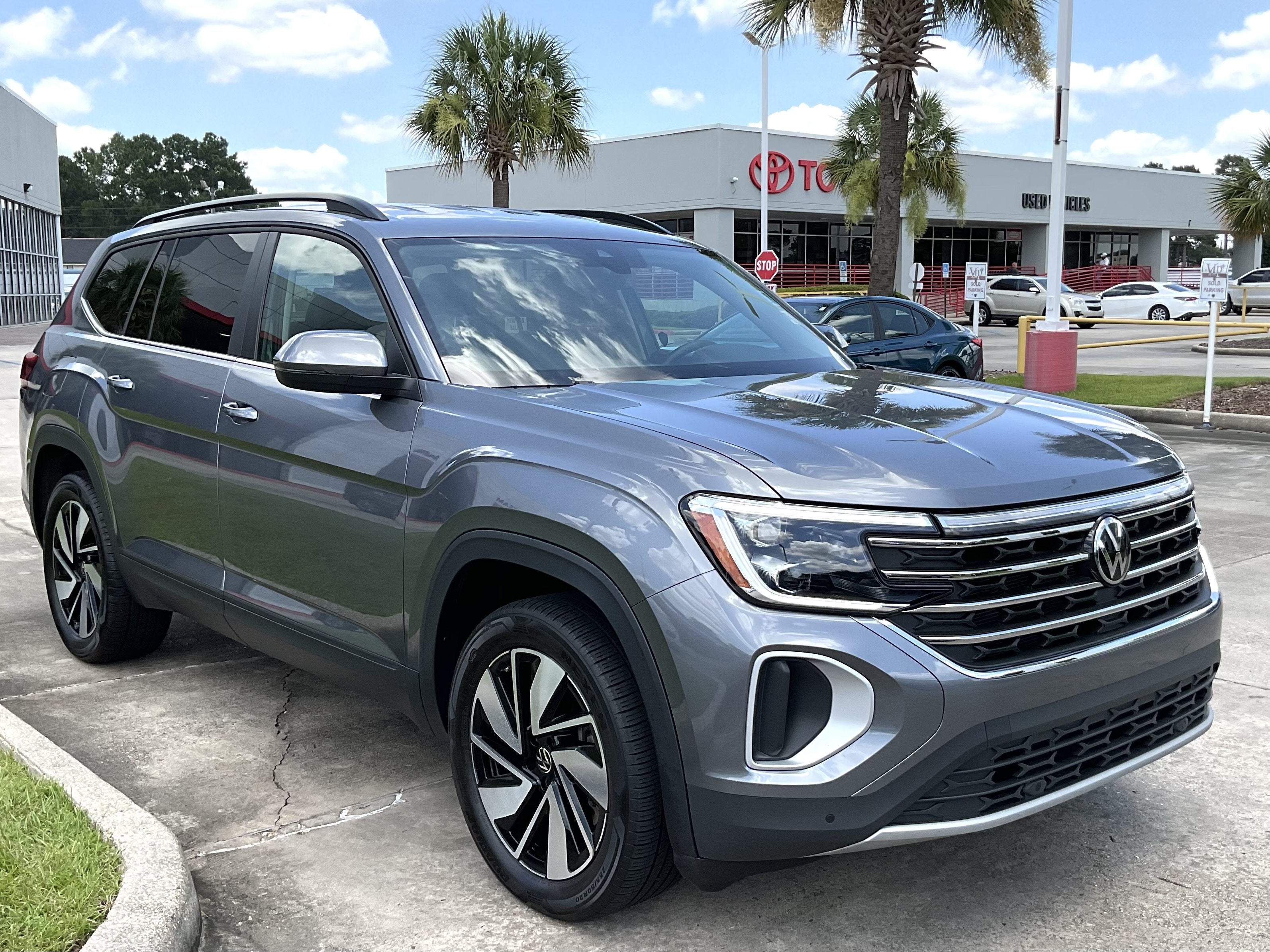 2025 Volkswagen Atlas 2.0T SE w/Technology