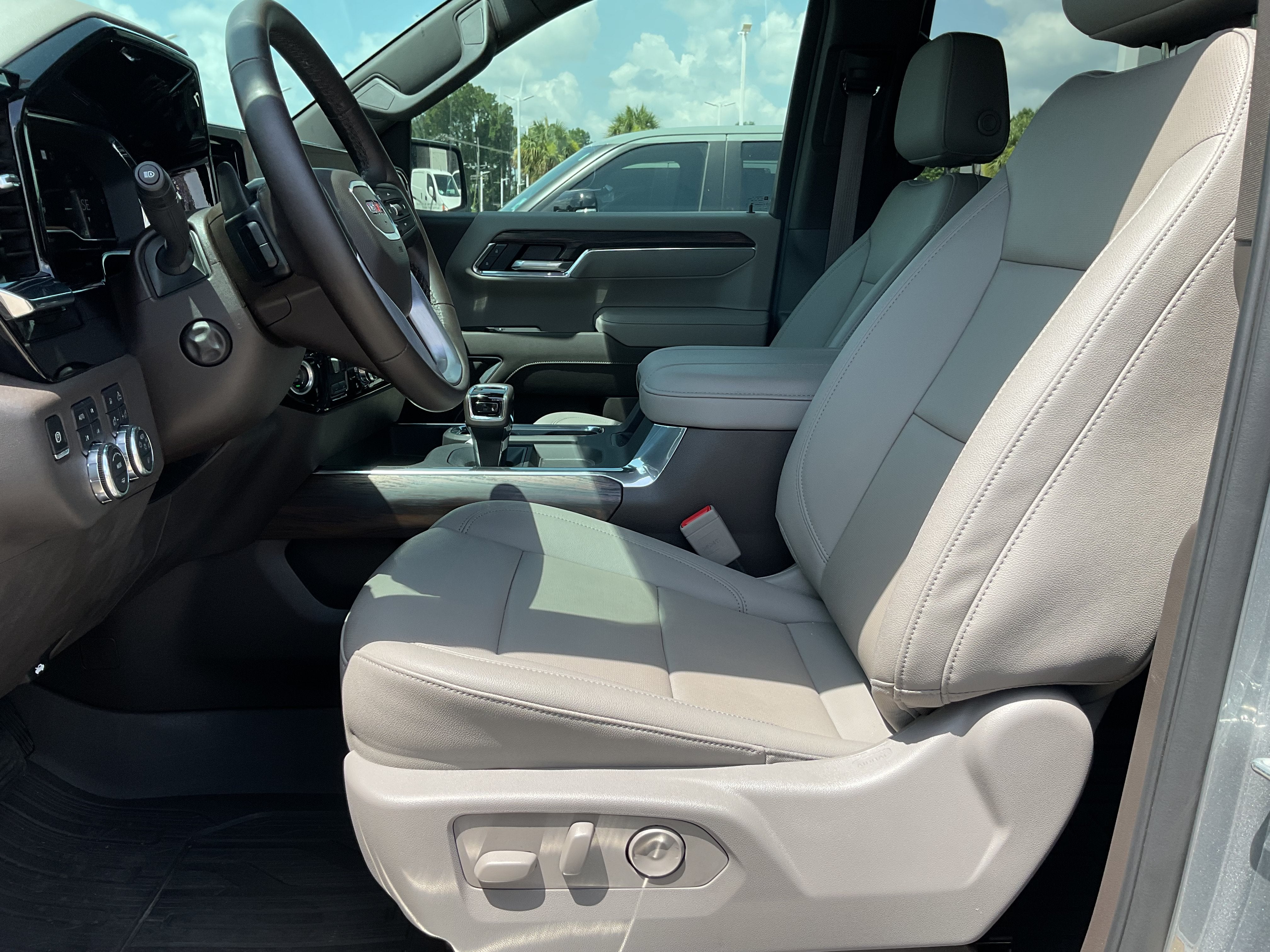 2025 GMC Sierra SLT