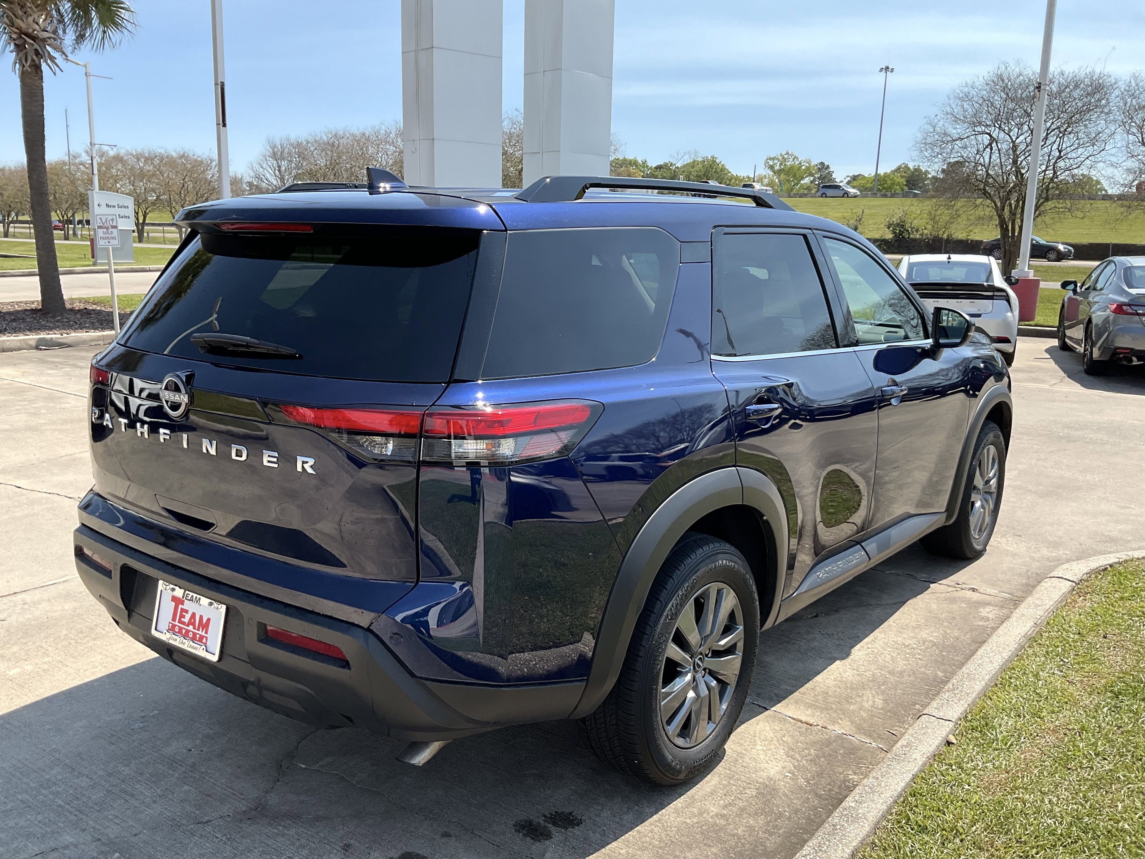 2025 Nissan Pathfinder SV