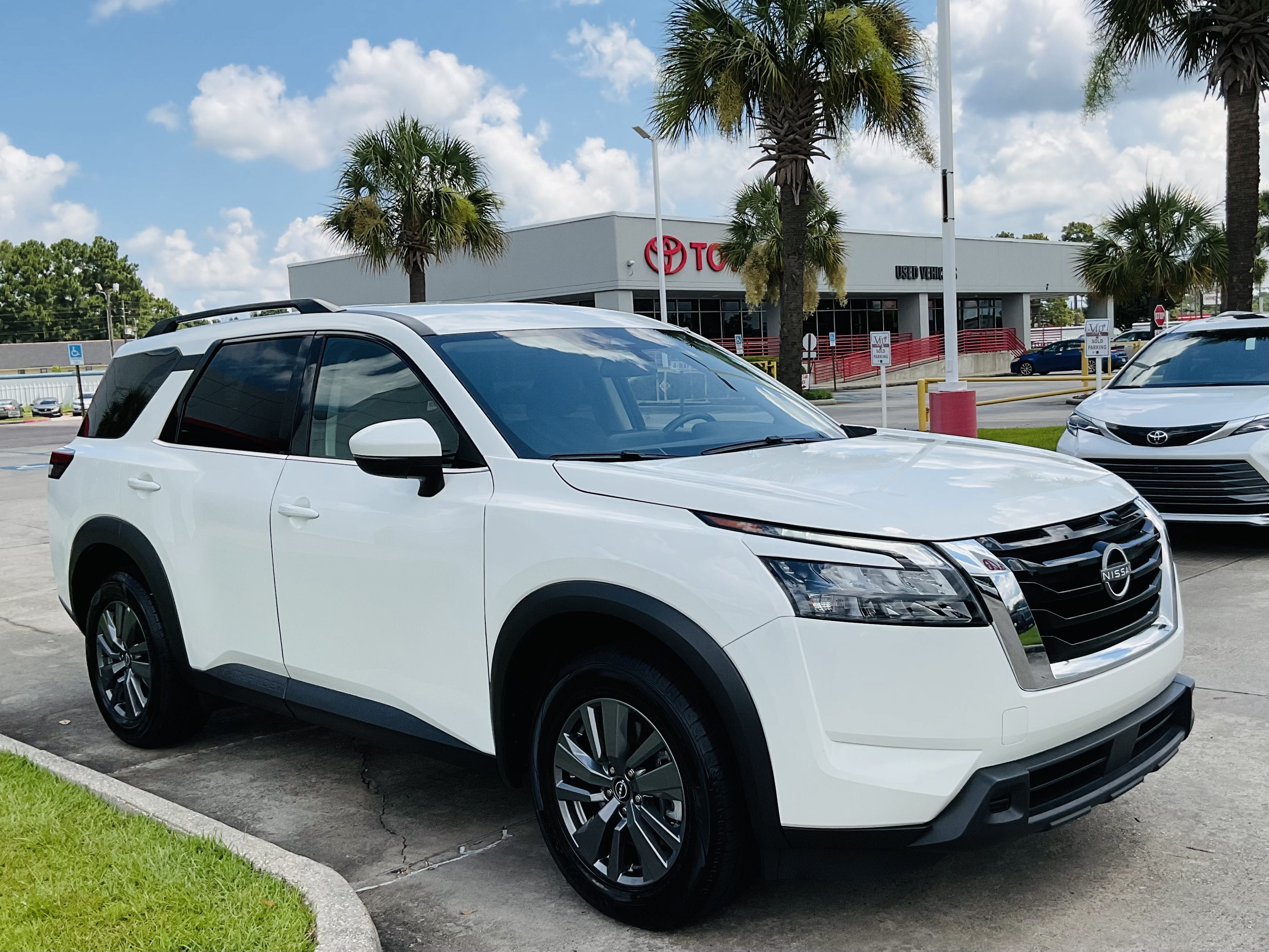 2025 Nissan Pathfinder SV