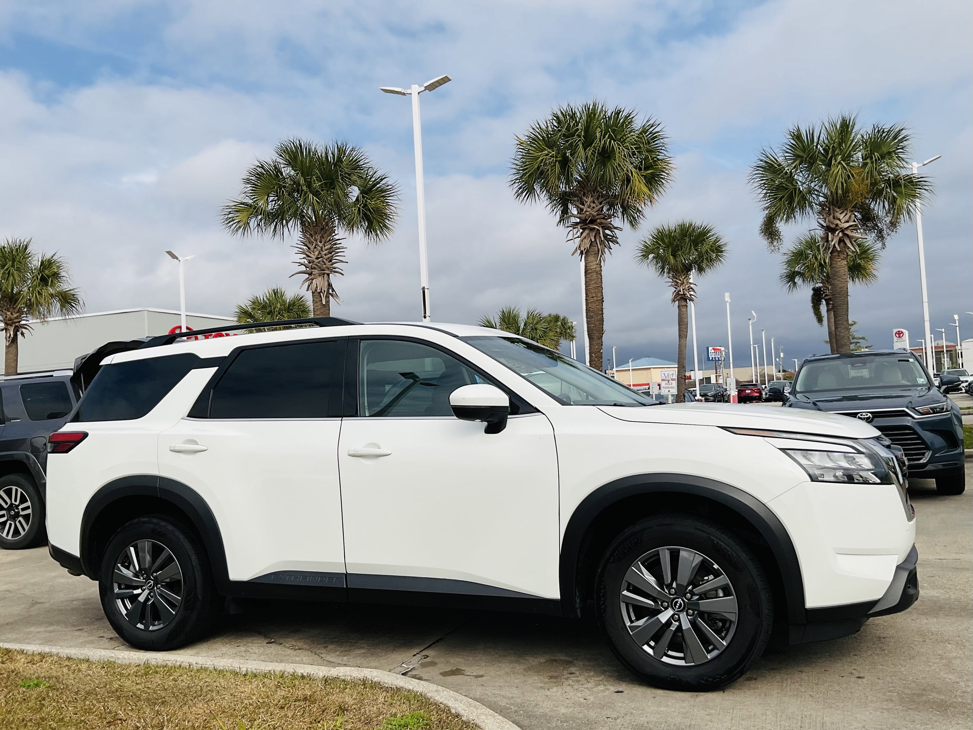 2025 Nissan Pathfinder SV