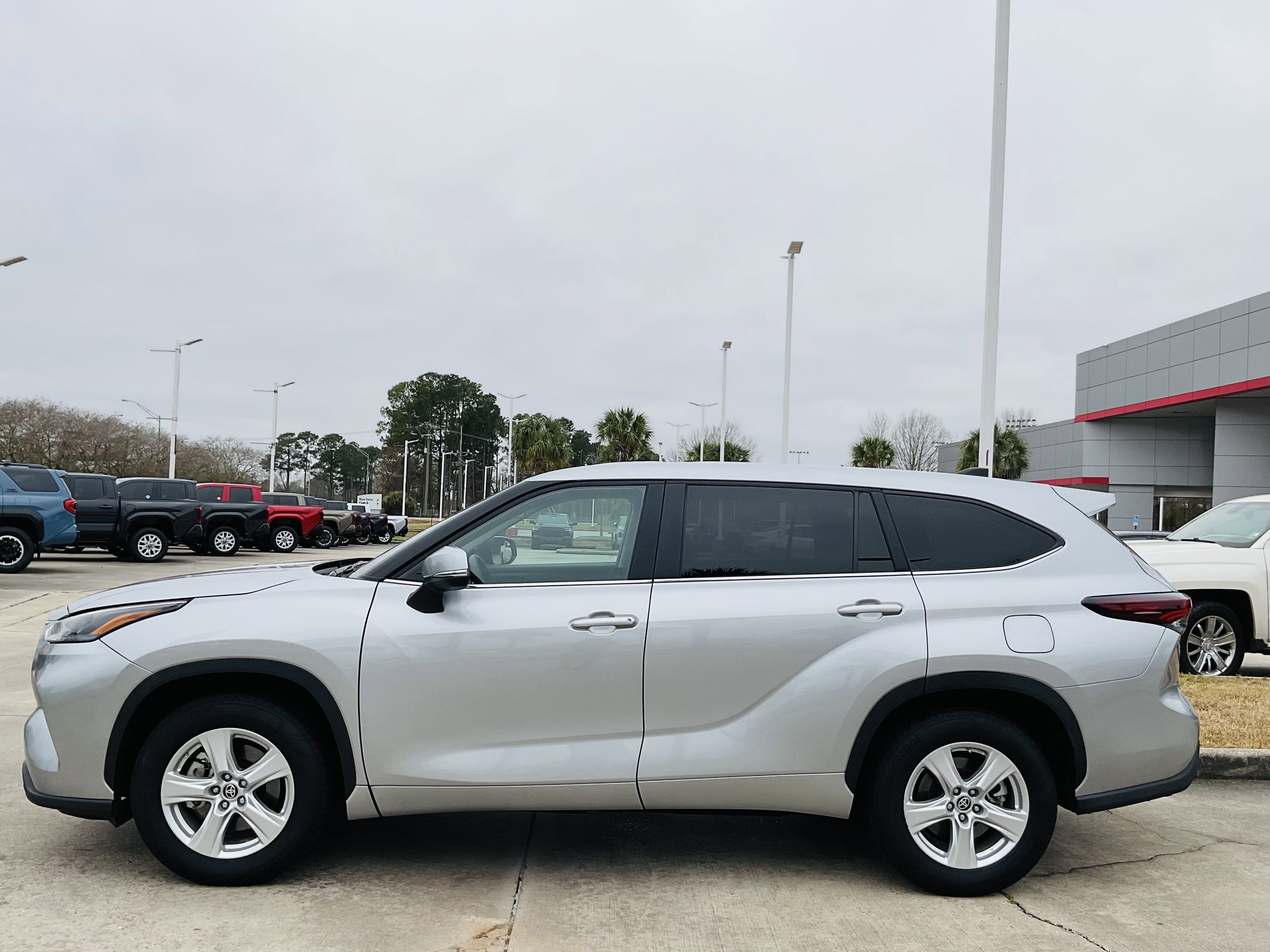 2025 Toyota HIGHLANDER LE
