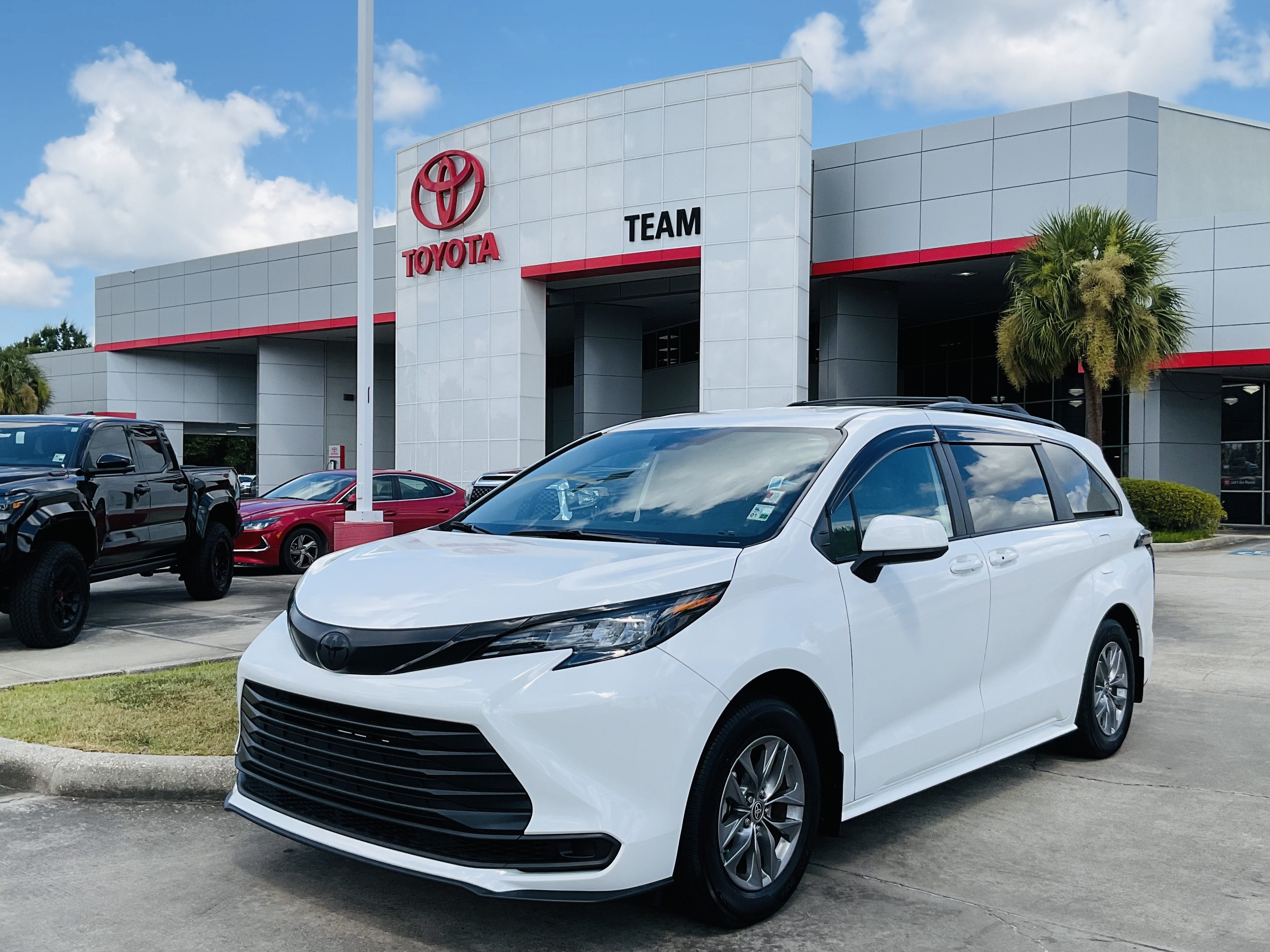 2025 Toyota Sienna LE