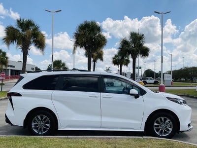 2025 Toyota Sienna LE