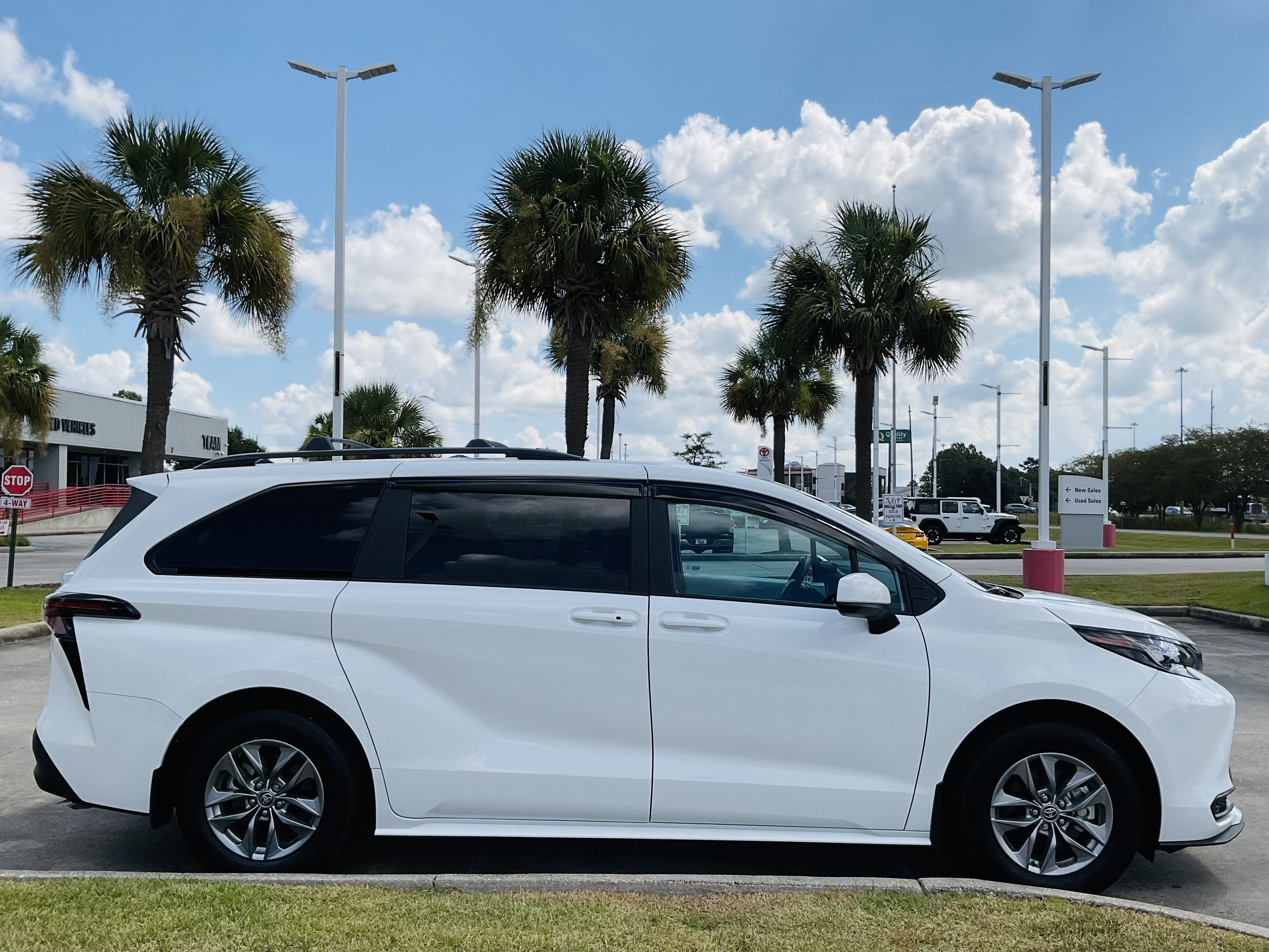 2025 Toyota Sienna LE