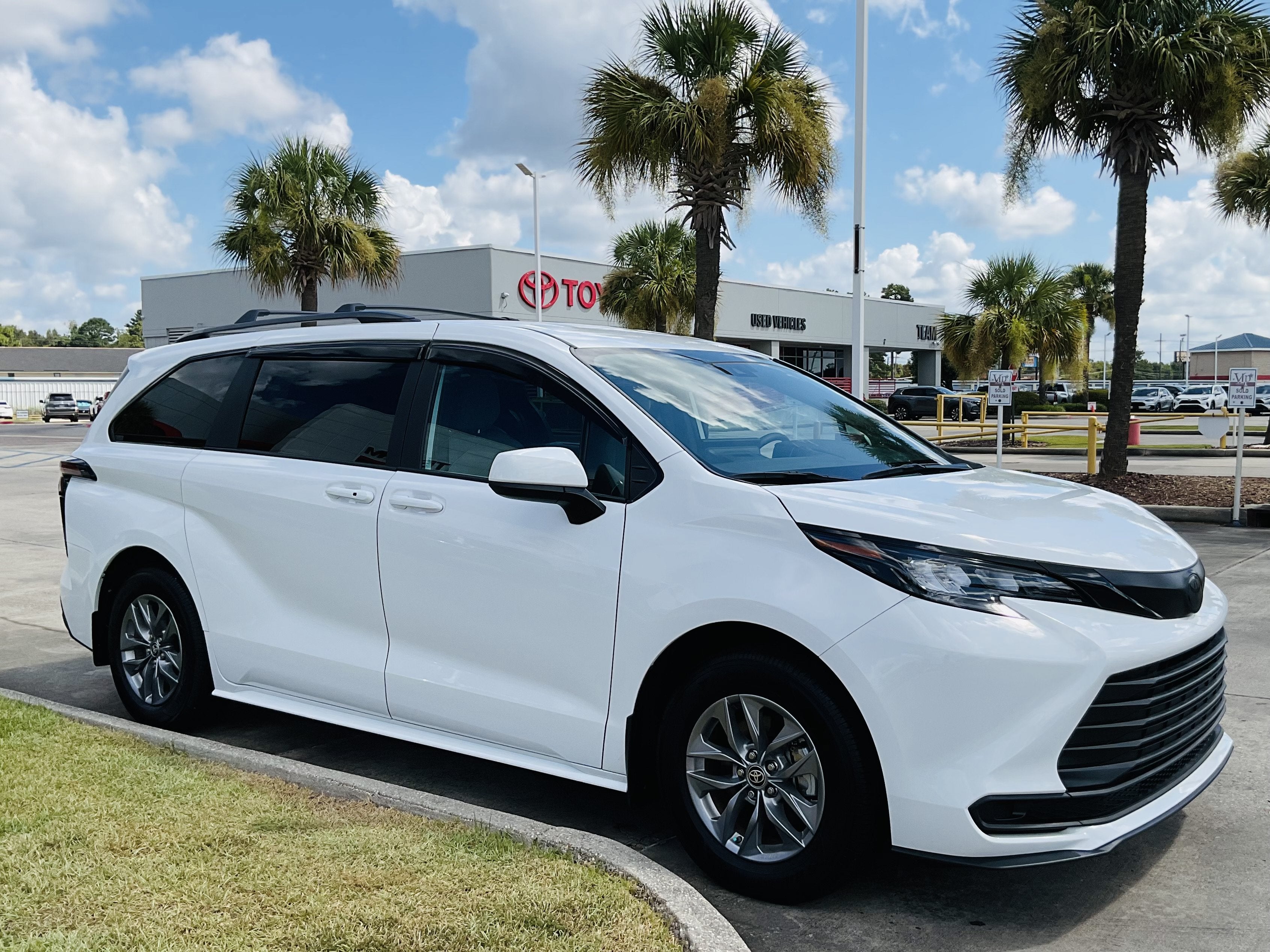 2025 Toyota Sienna LE