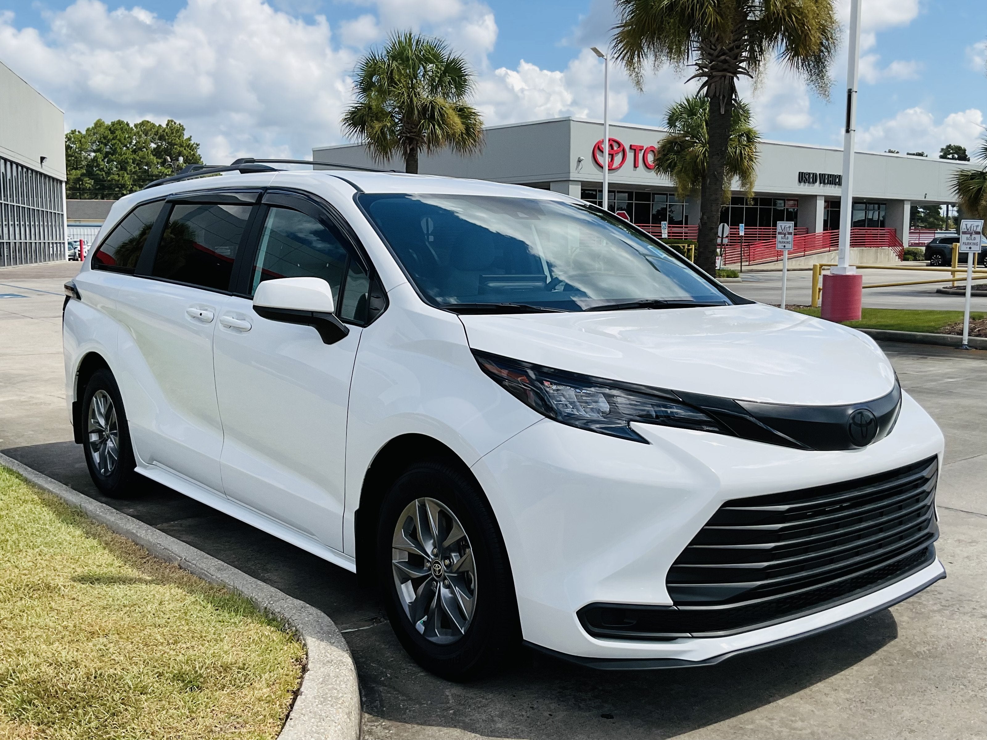 2025 Toyota Sienna LE