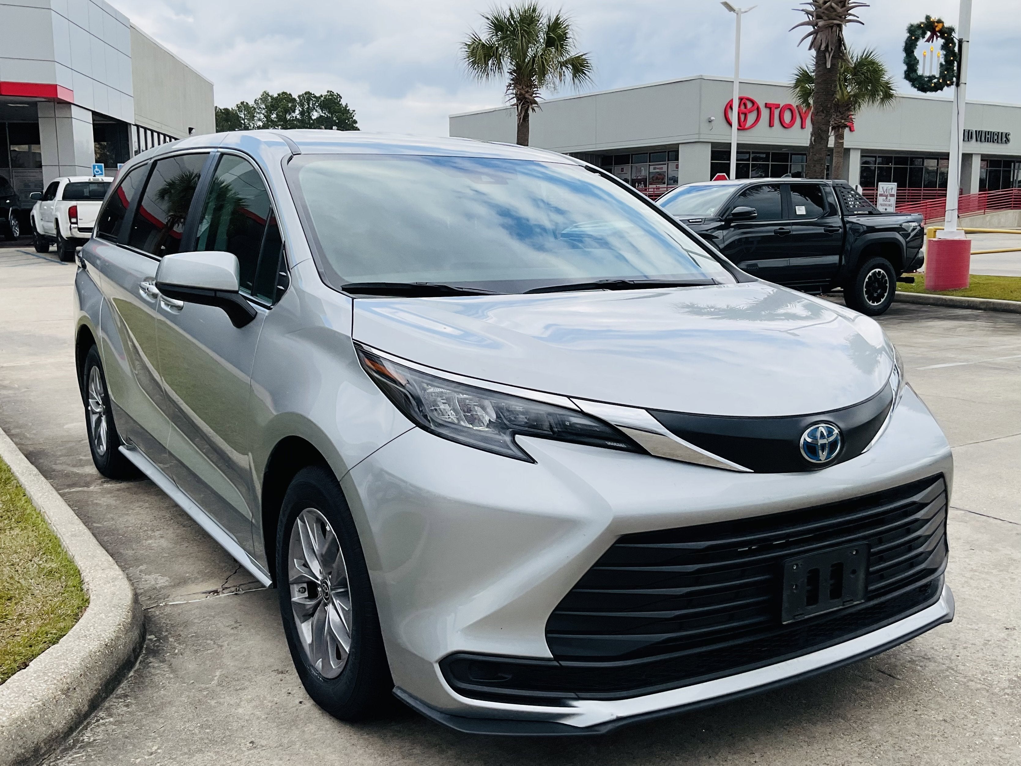 2024 Toyota SIENNA LE LE
