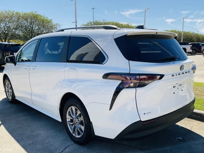 2025 Toyota Sienna LE