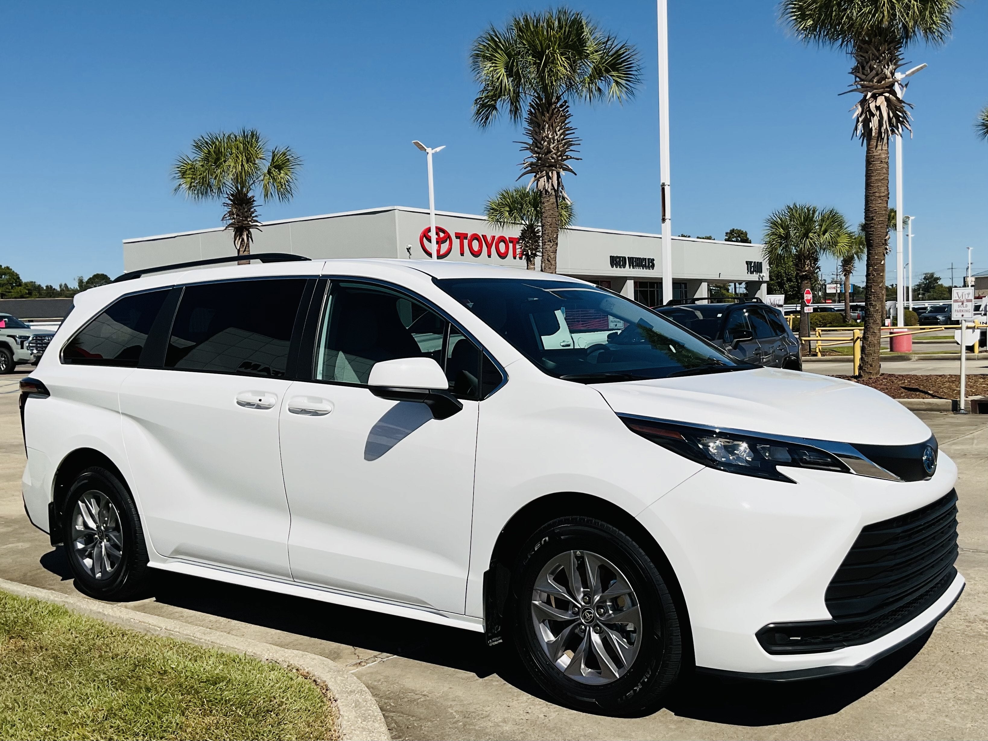 2025 Toyota Sienna LE