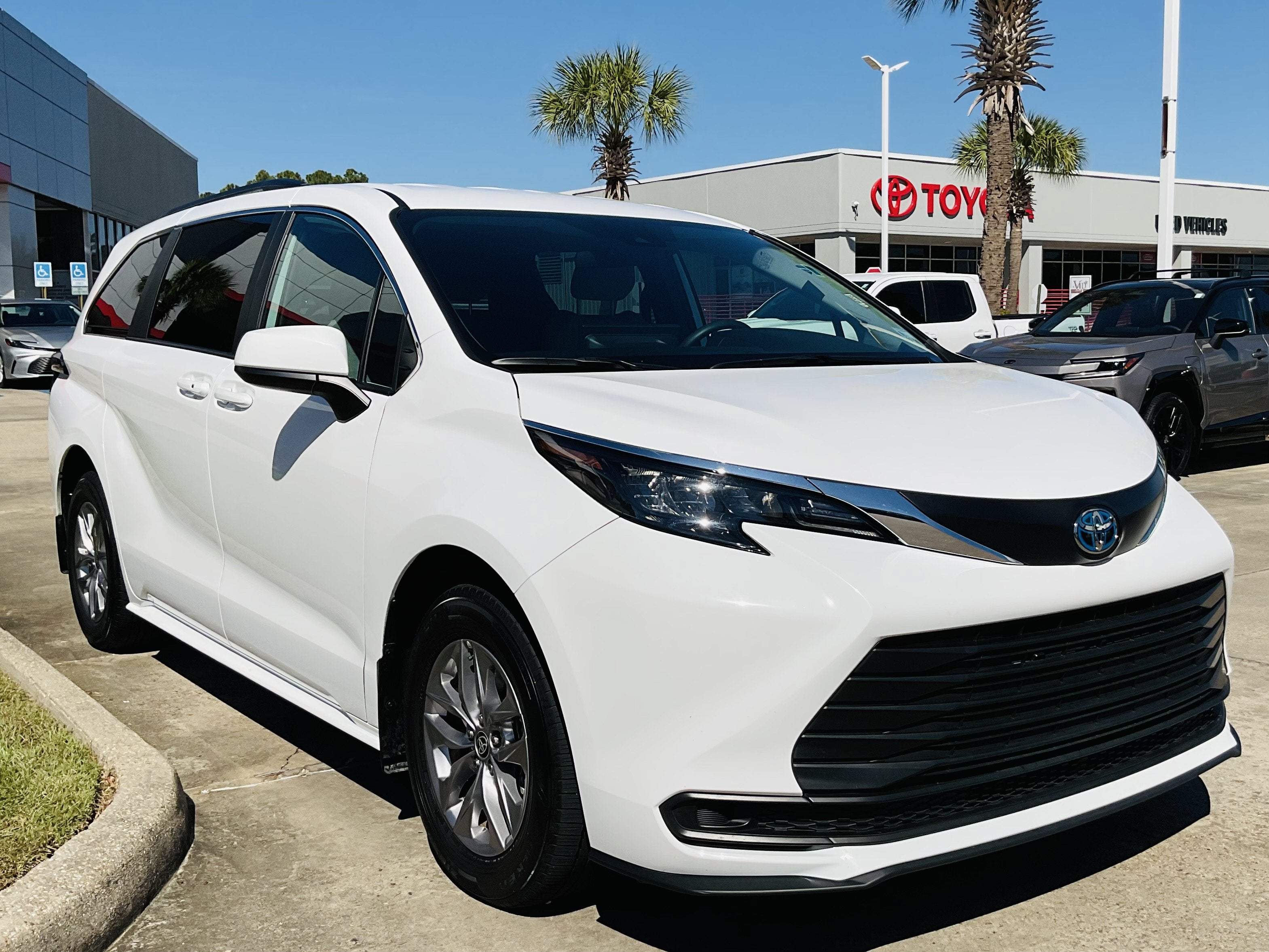 2025 Toyota Sienna LE