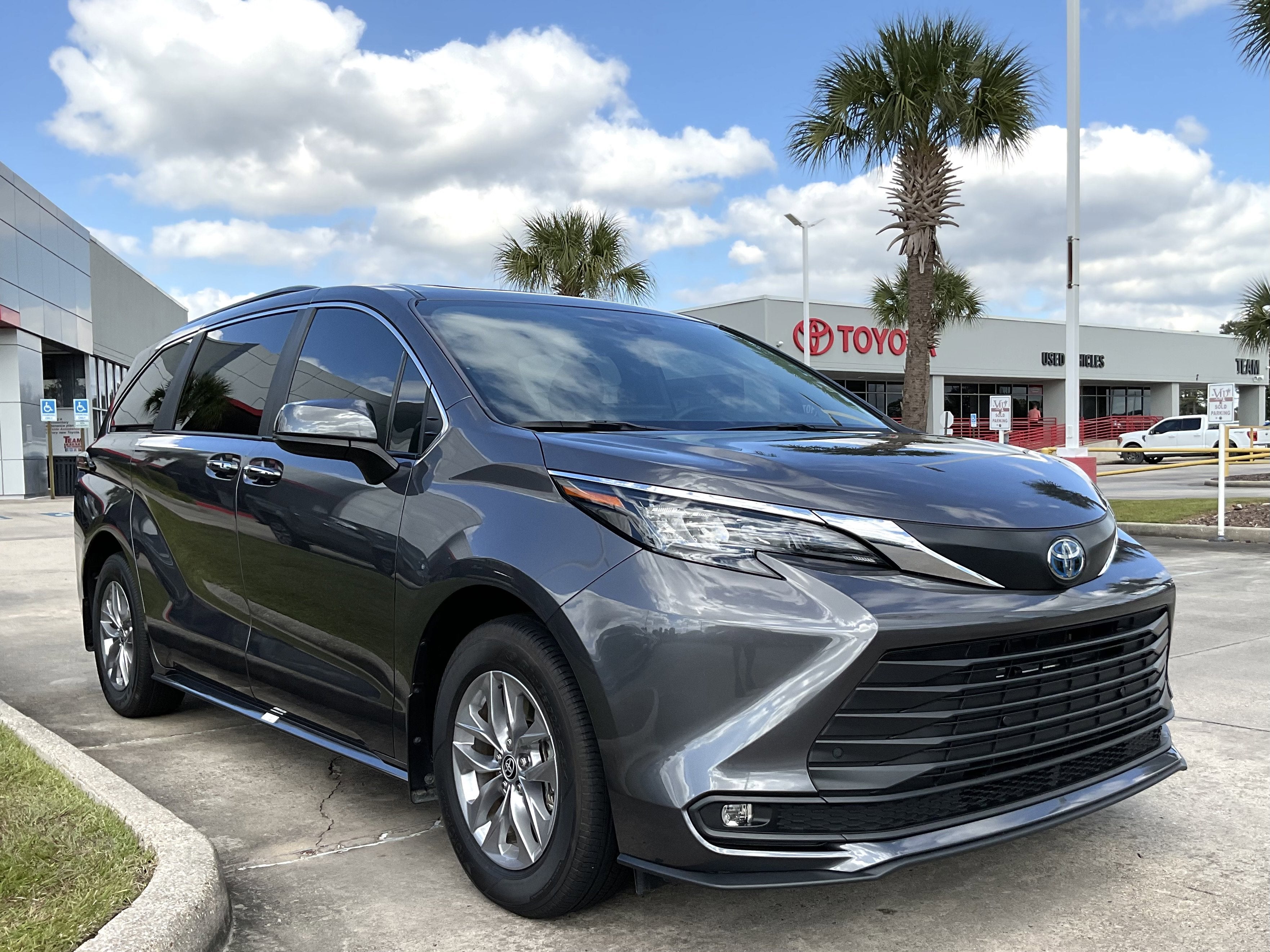 2025 Toyota SIENNA XLE XLE