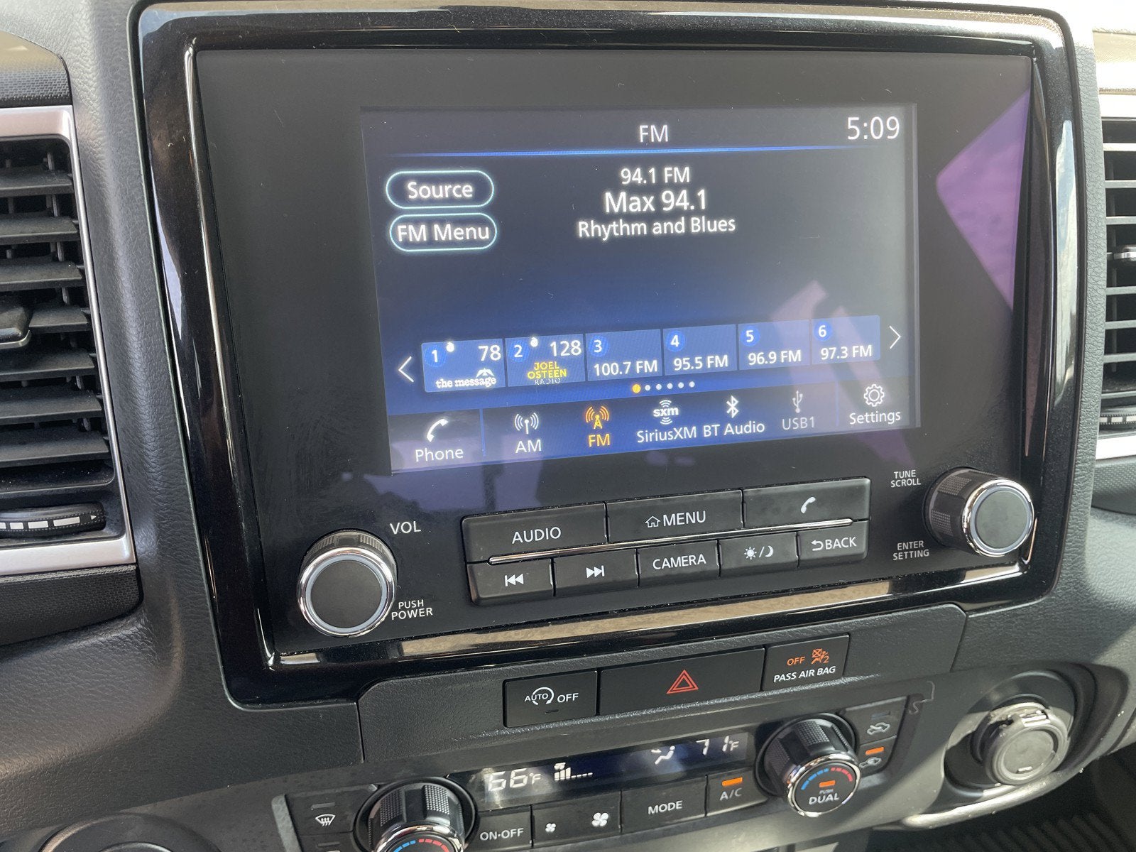 2024 Nissan Frontier SV