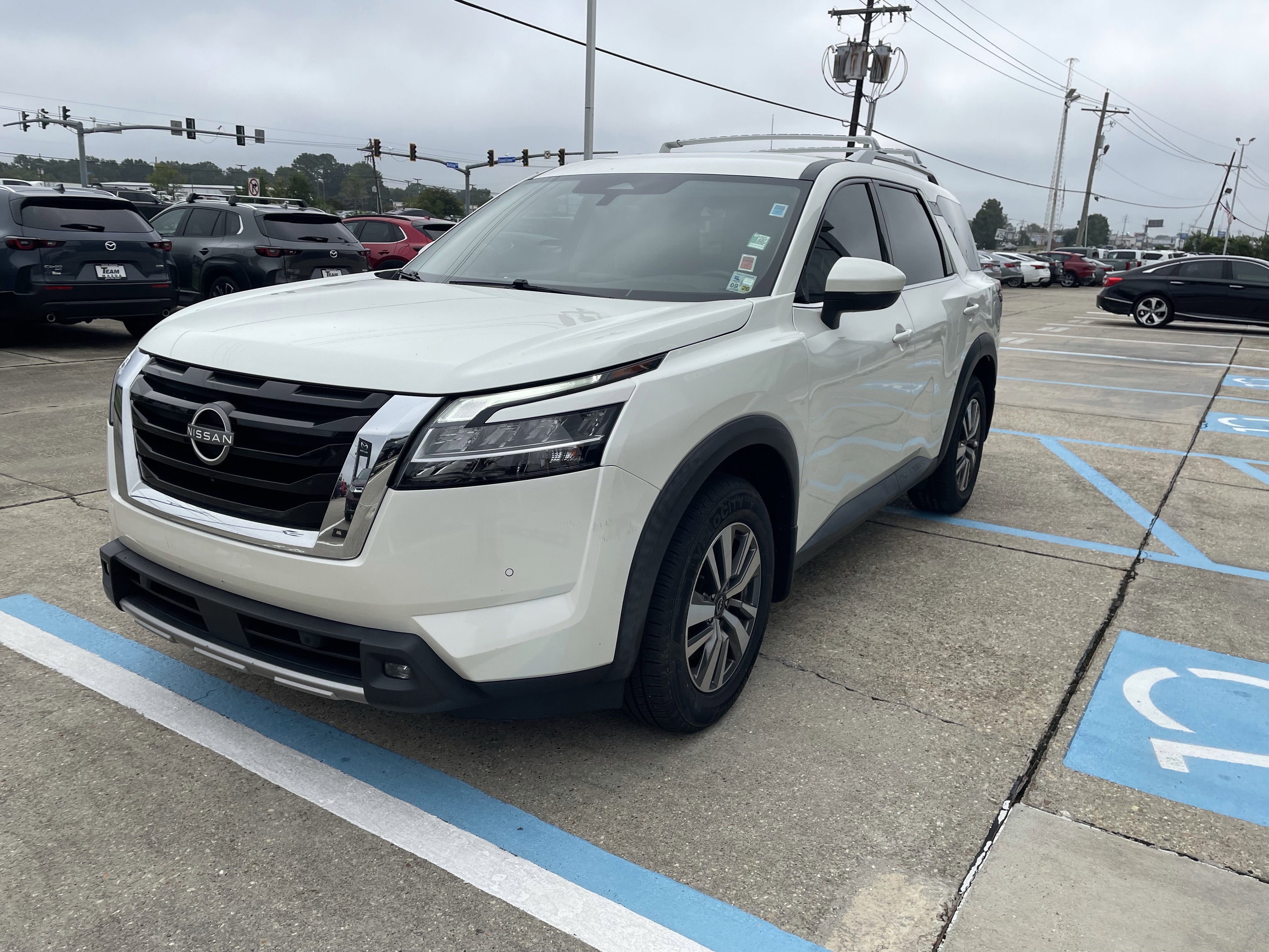 2022 Nissan Pathfinder SL