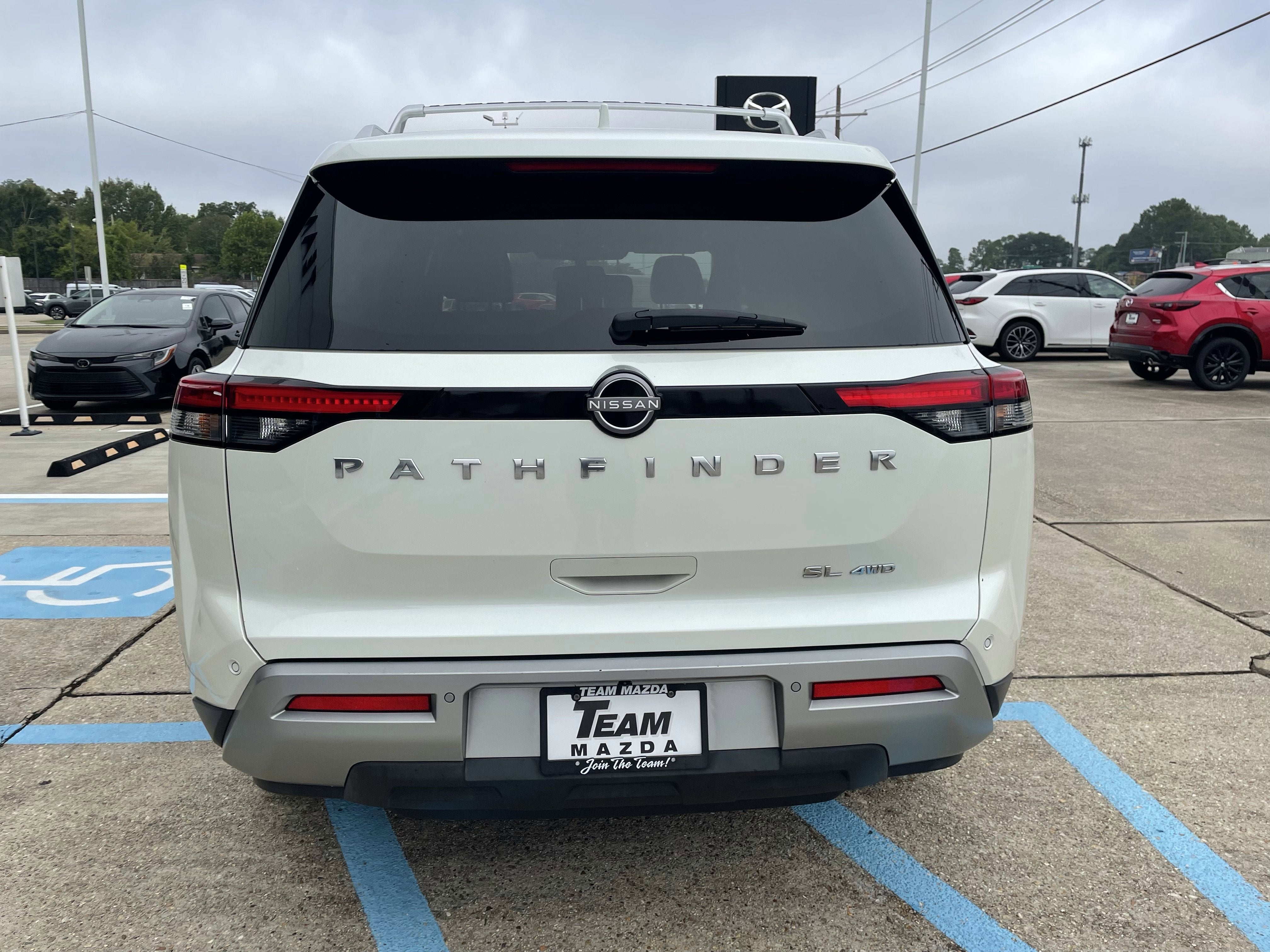 2022 Nissan Pathfinder SL
