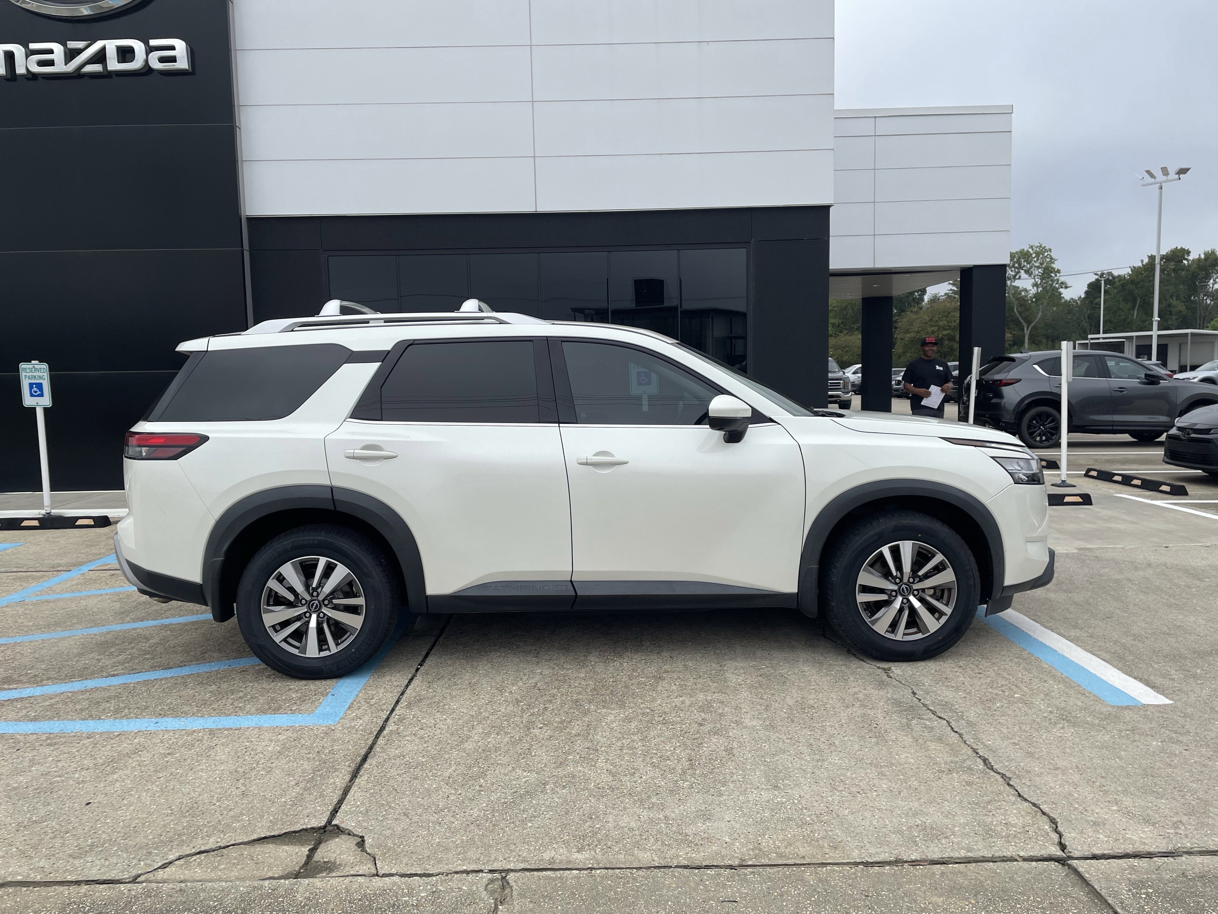 2022 Nissan Pathfinder SL