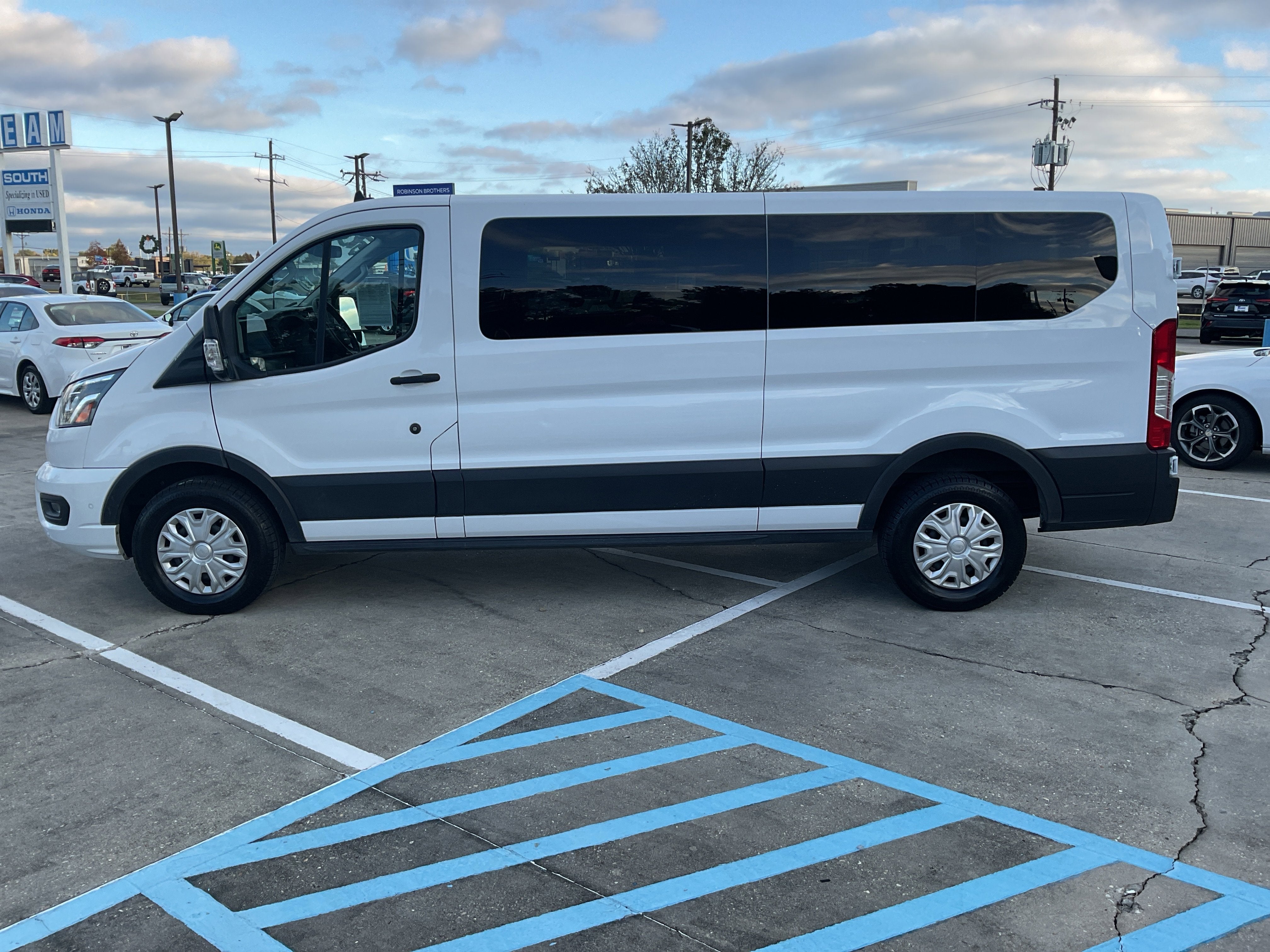 2023 Ford Transit Passenger Wagon XLT