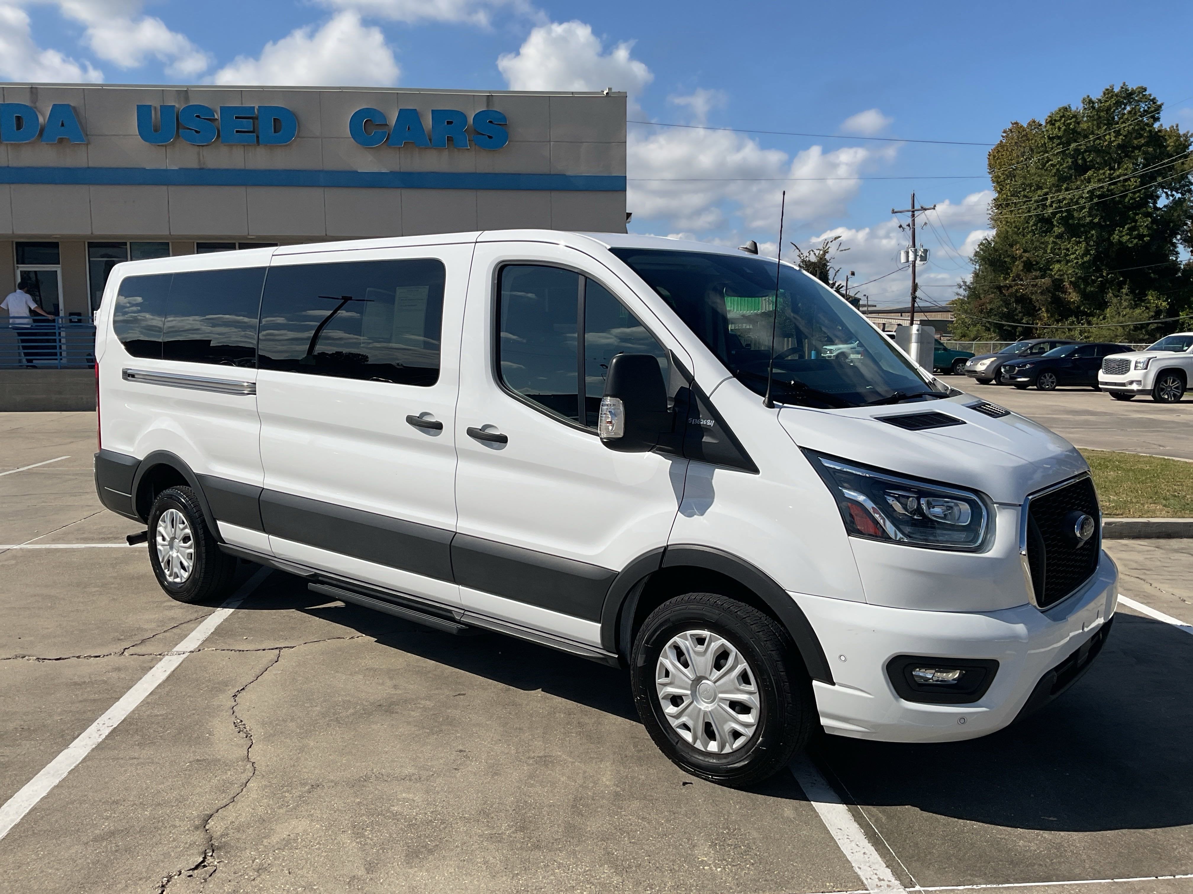 2023 Ford Transit Passenger Wagon XLT