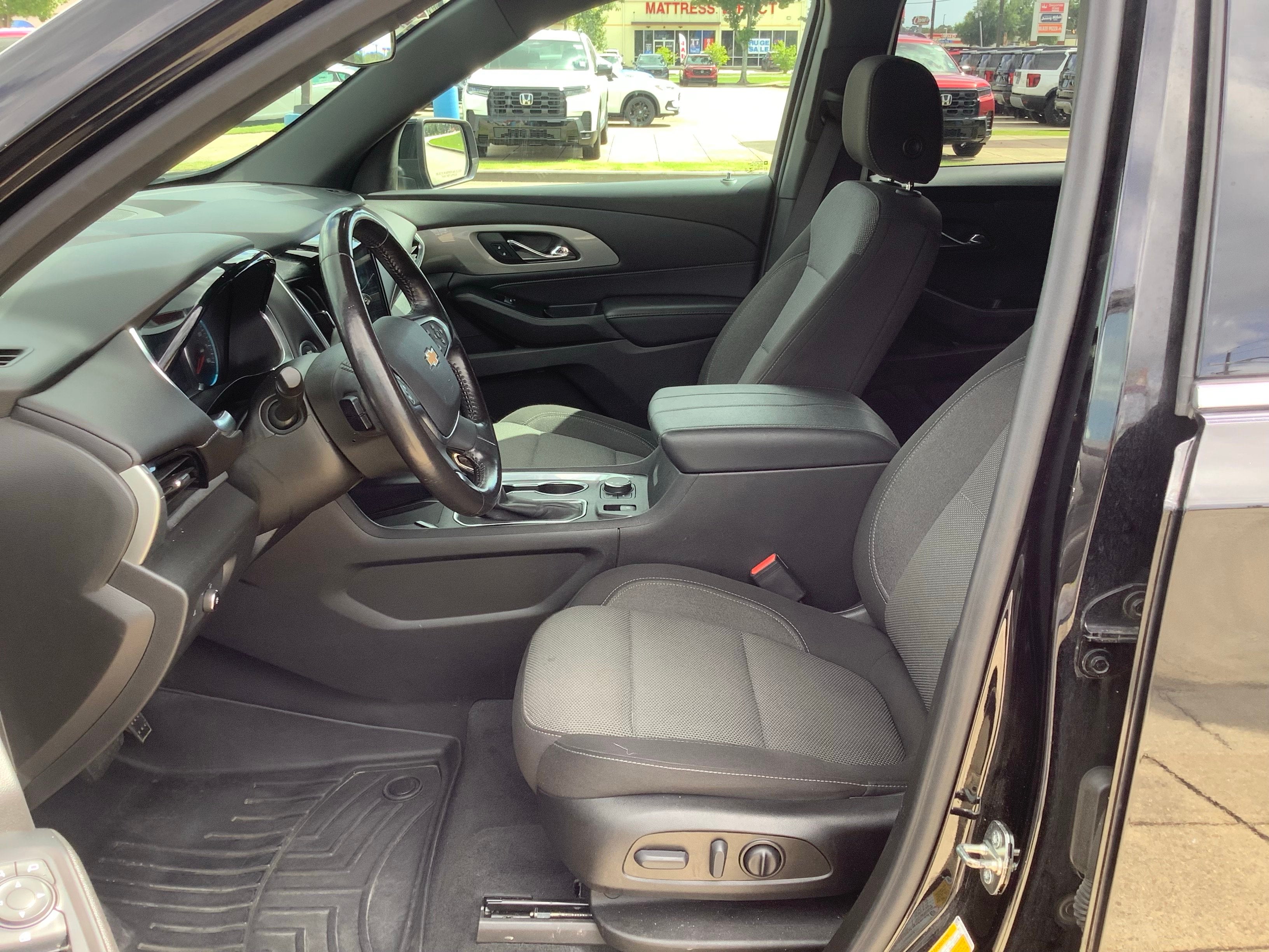 2022 Chevrolet Traverse LT Cloth