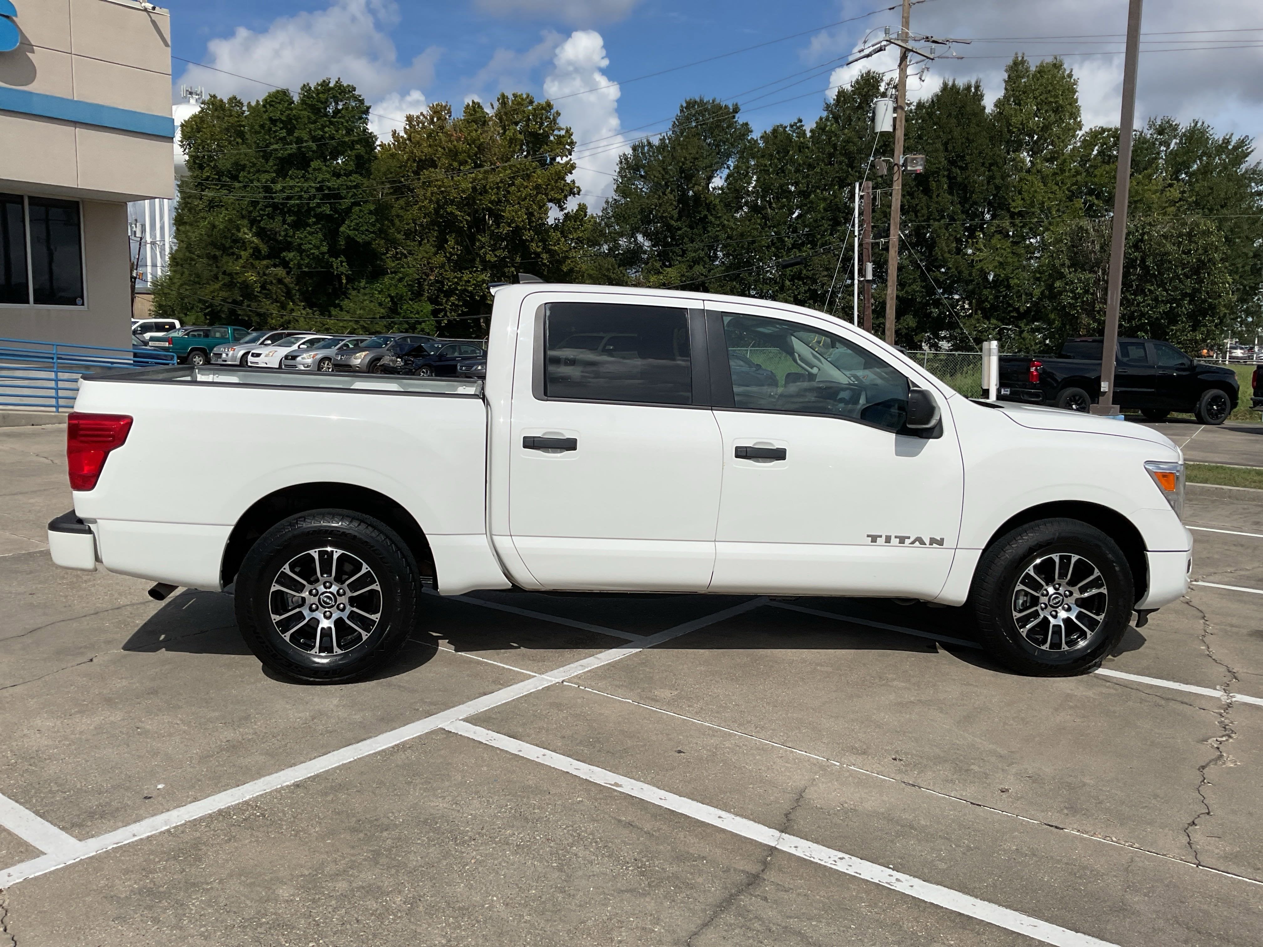 2023 Nissan Titan SV