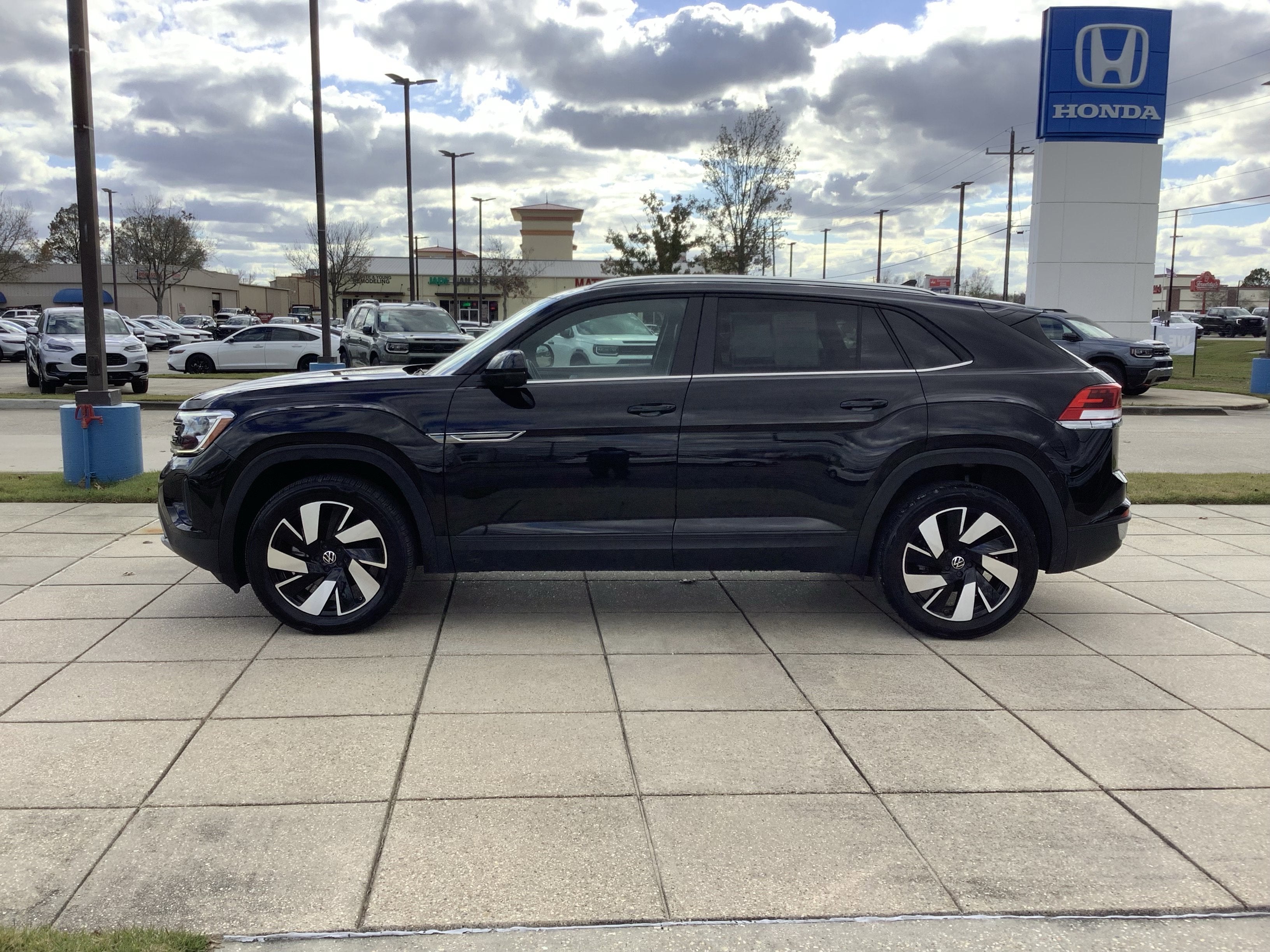 2024 Volkswagen Atlas Cross Sport 2.0T SE w/Technology