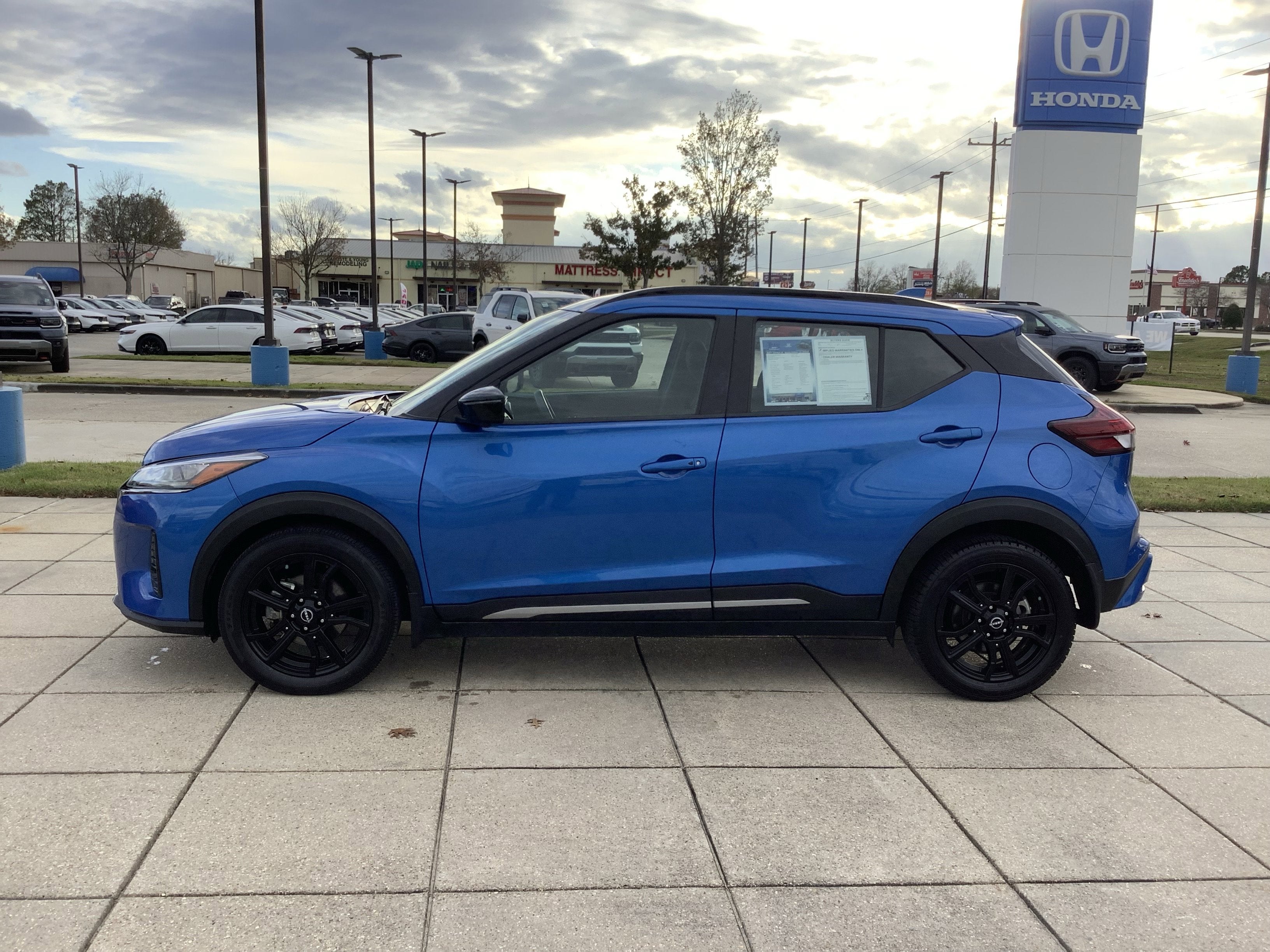 2023 Nissan Kicks SR