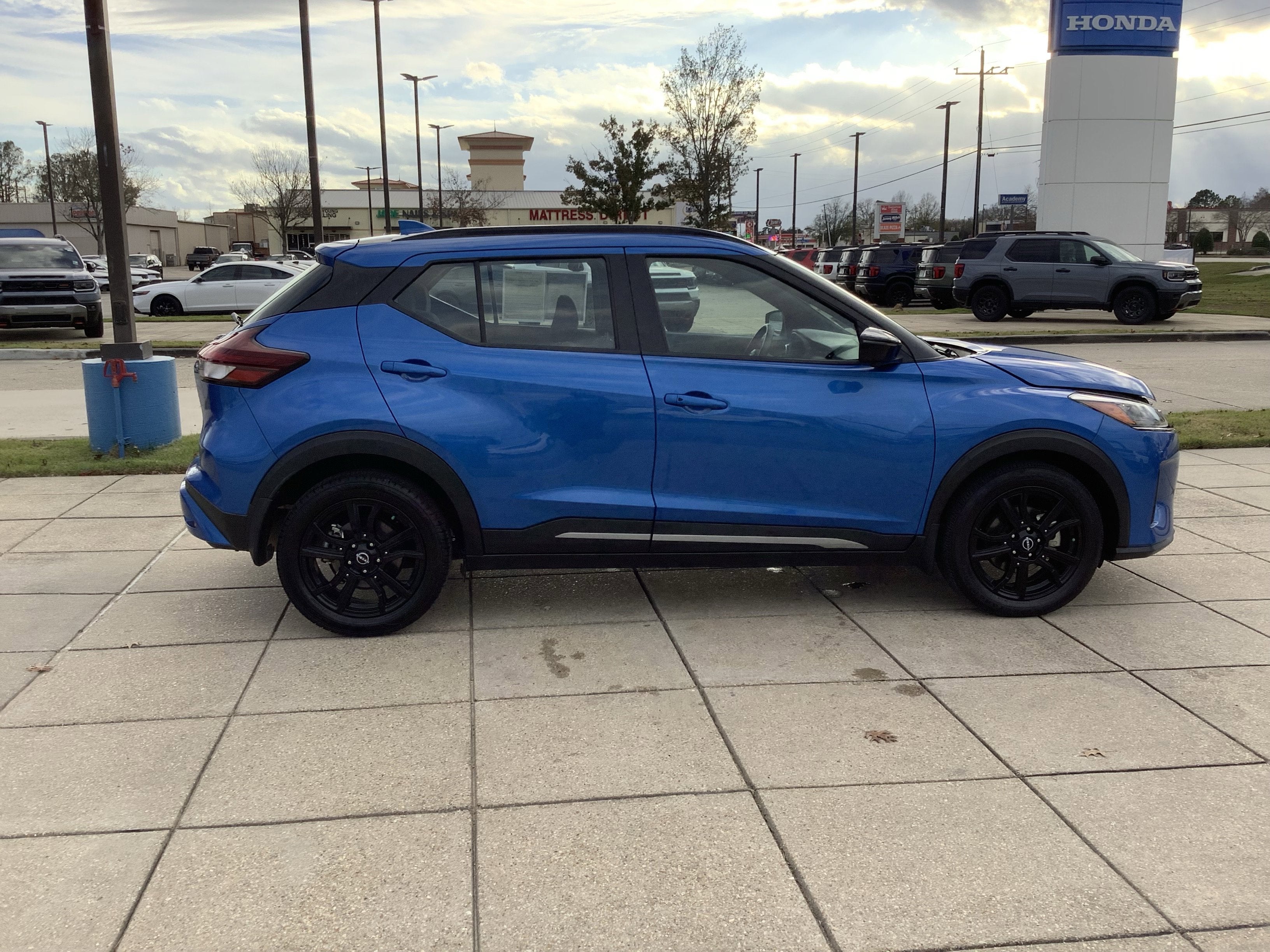 2023 Nissan Kicks SR