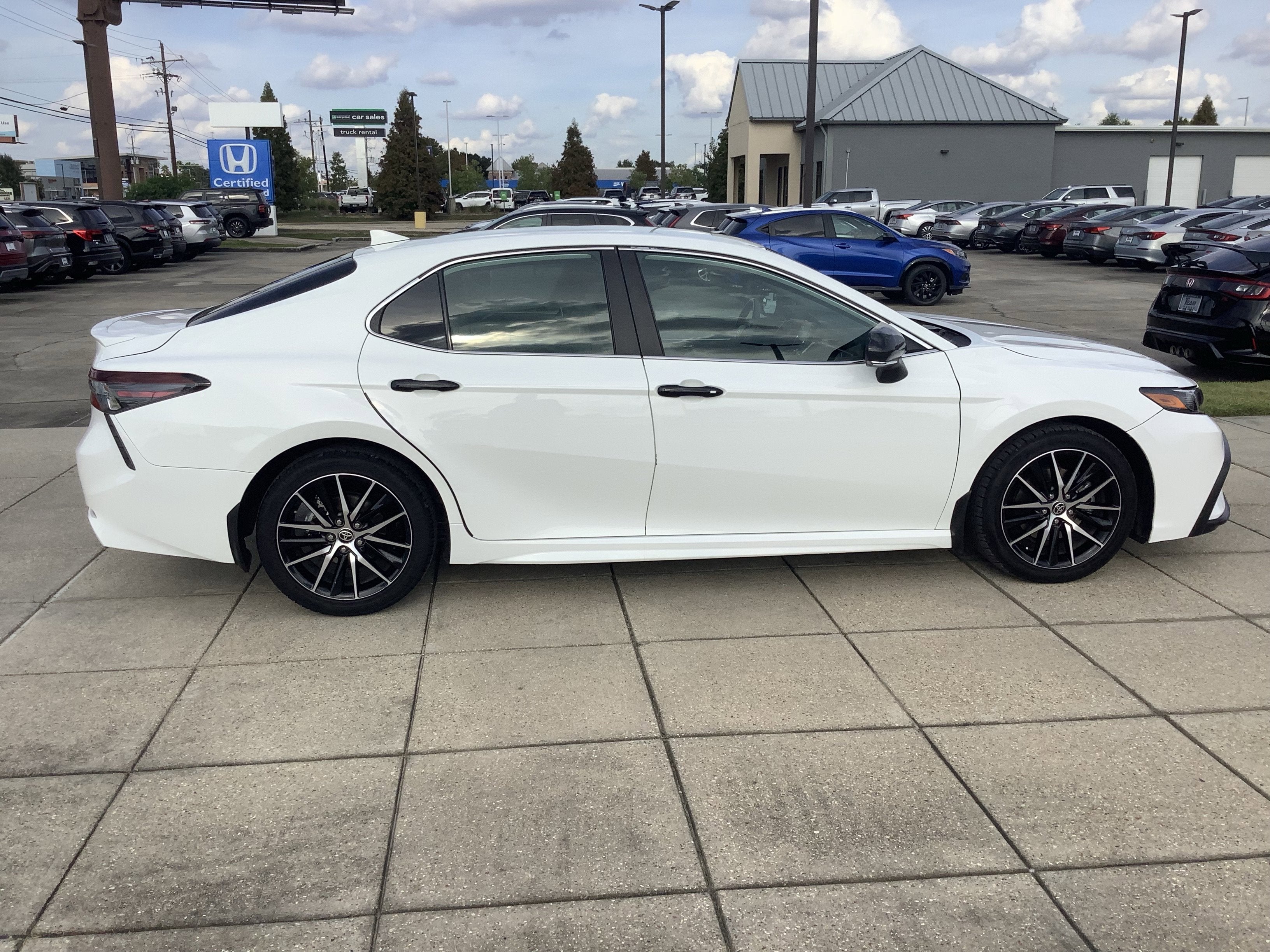 2024 Toyota Camry Hybrid SE
