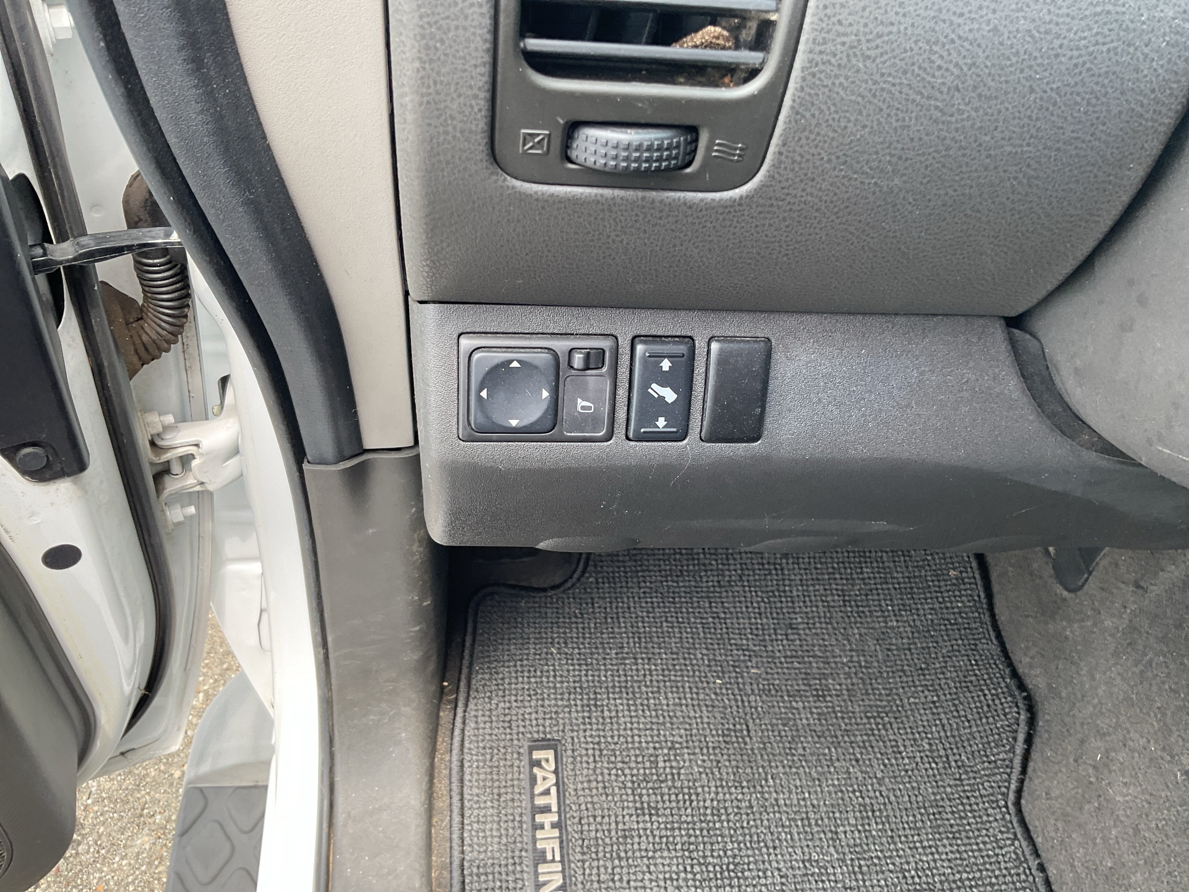 2008 Nissan Pathfinder LE