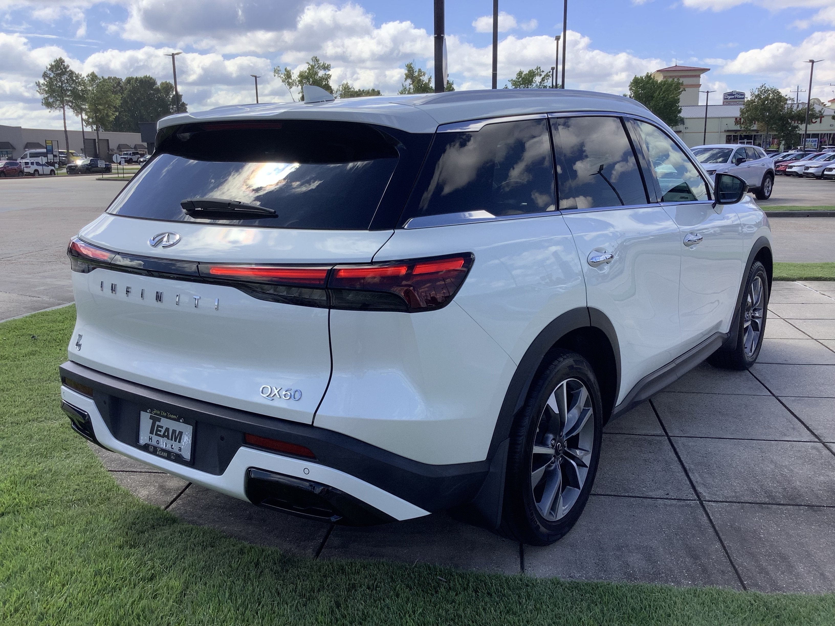 2024 INFINITI QX60 LUXE