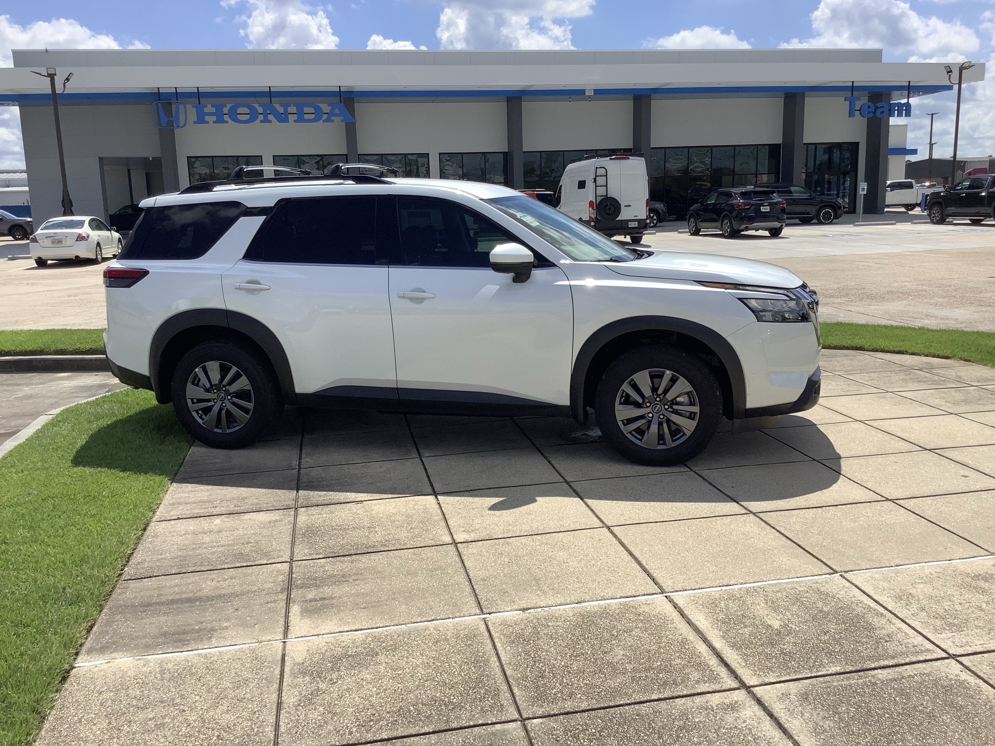 2025 Nissan Pathfinder SV