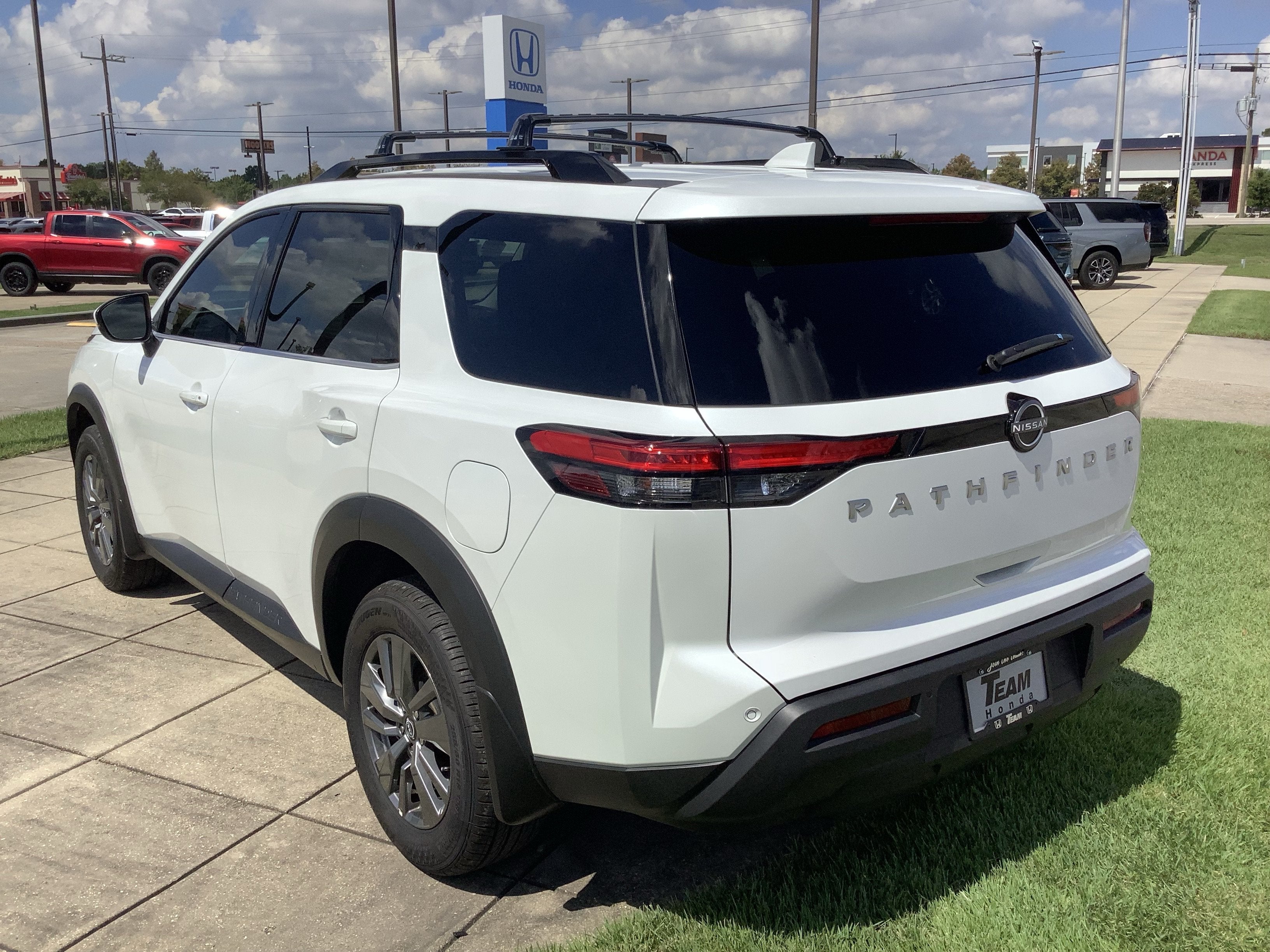 2025 Nissan Pathfinder SV