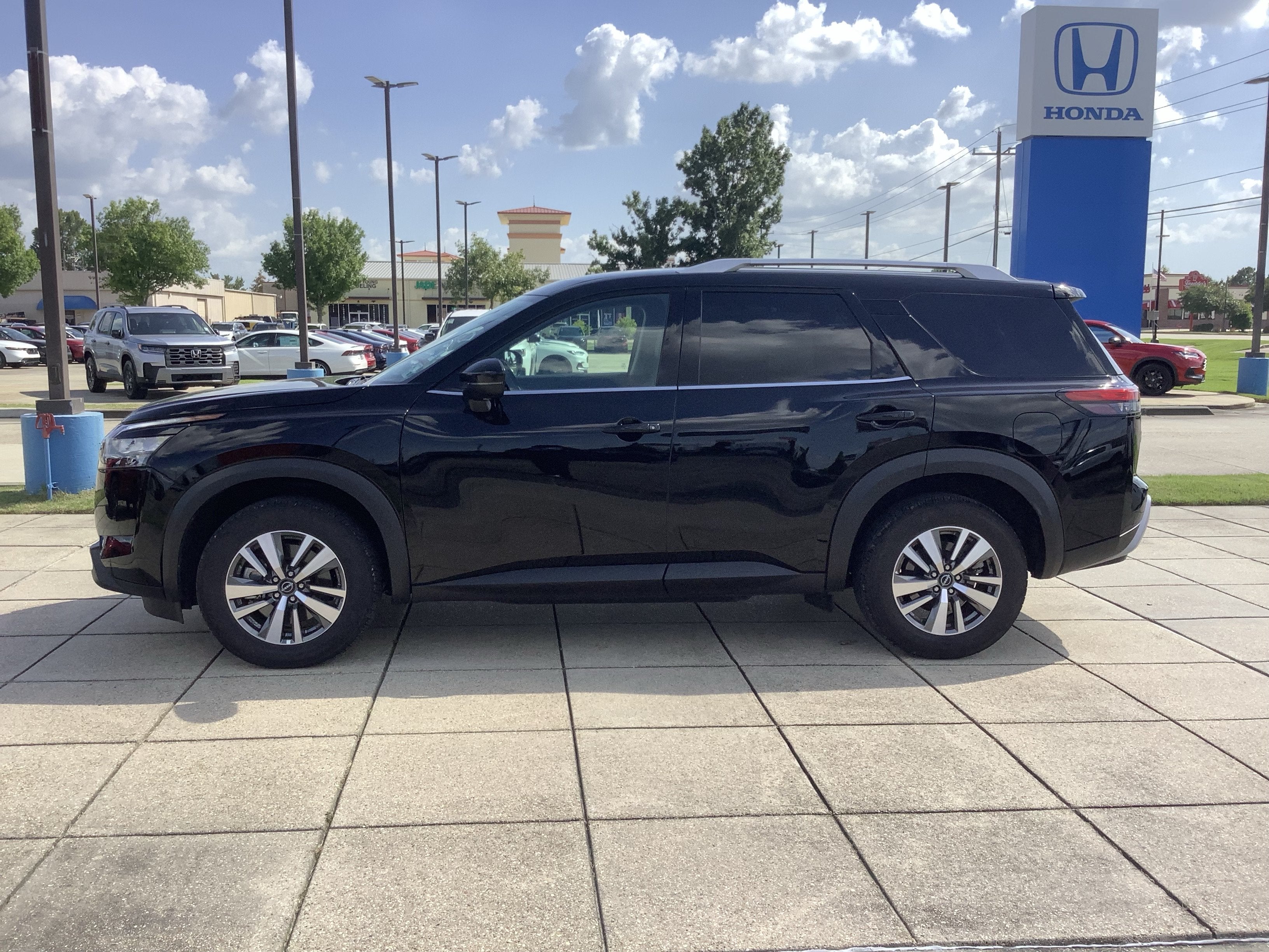 2025 Nissan Pathfinder SL