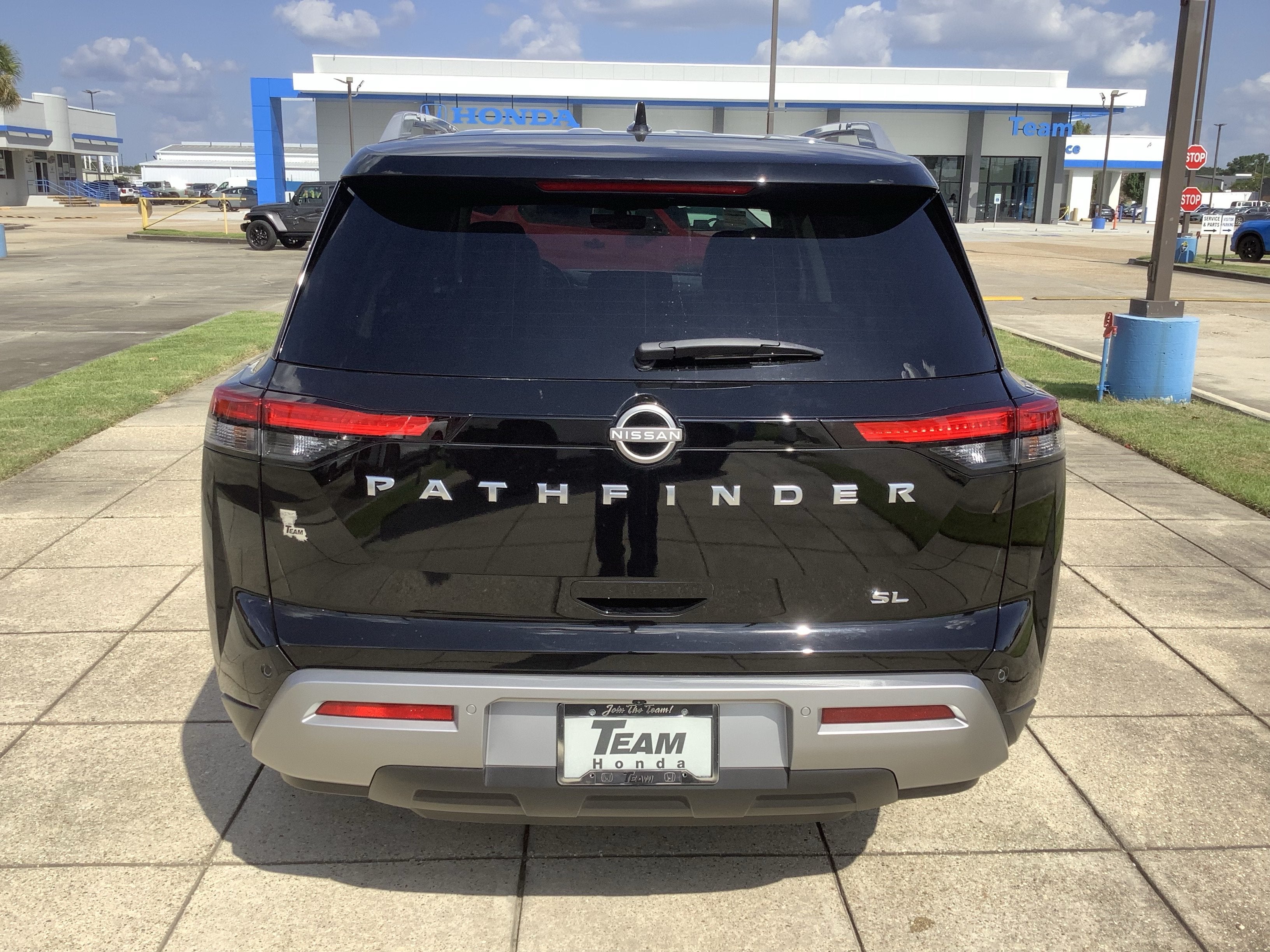 2025 Nissan Pathfinder SL