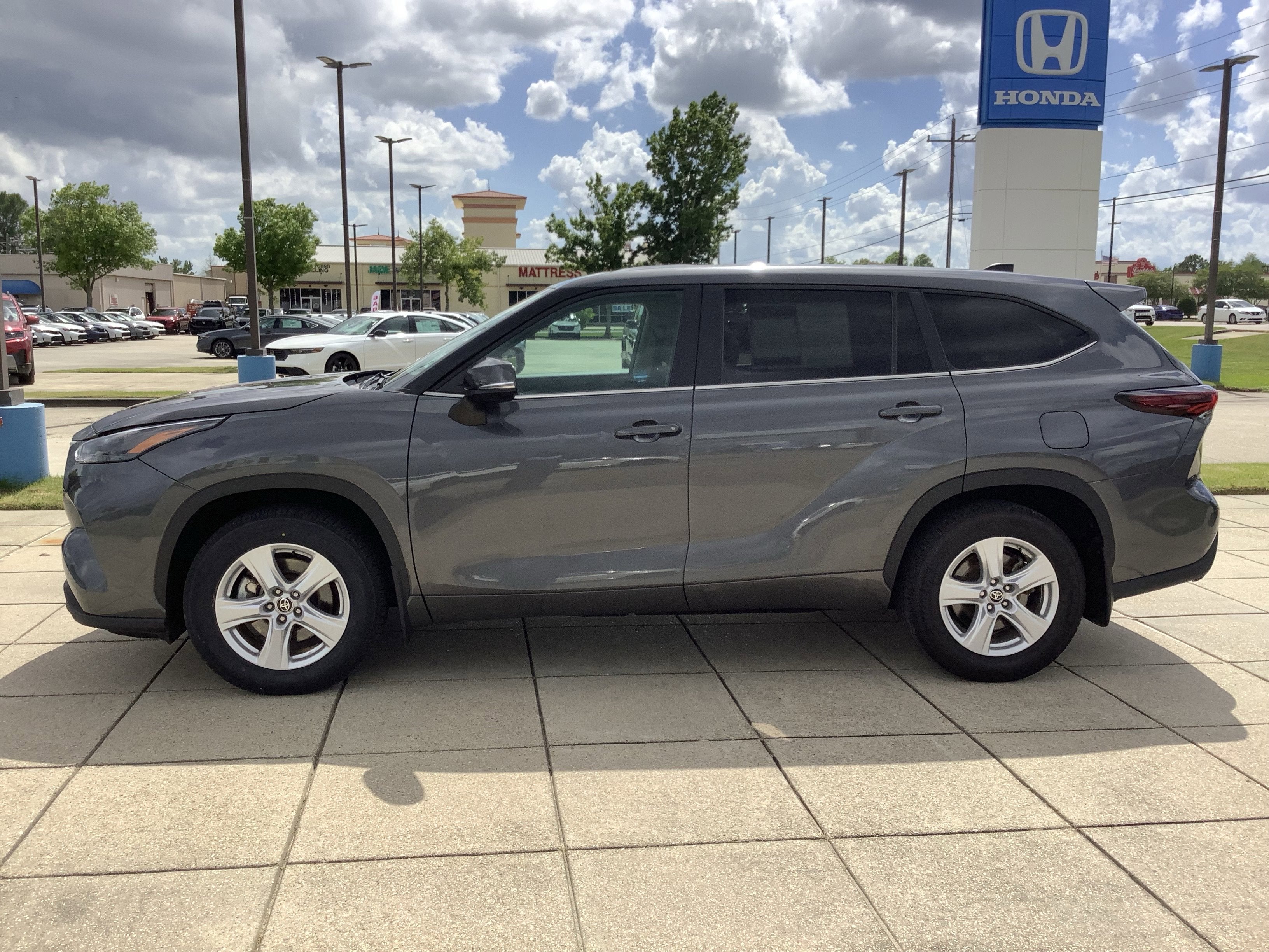2024 Toyota Highlander LE
