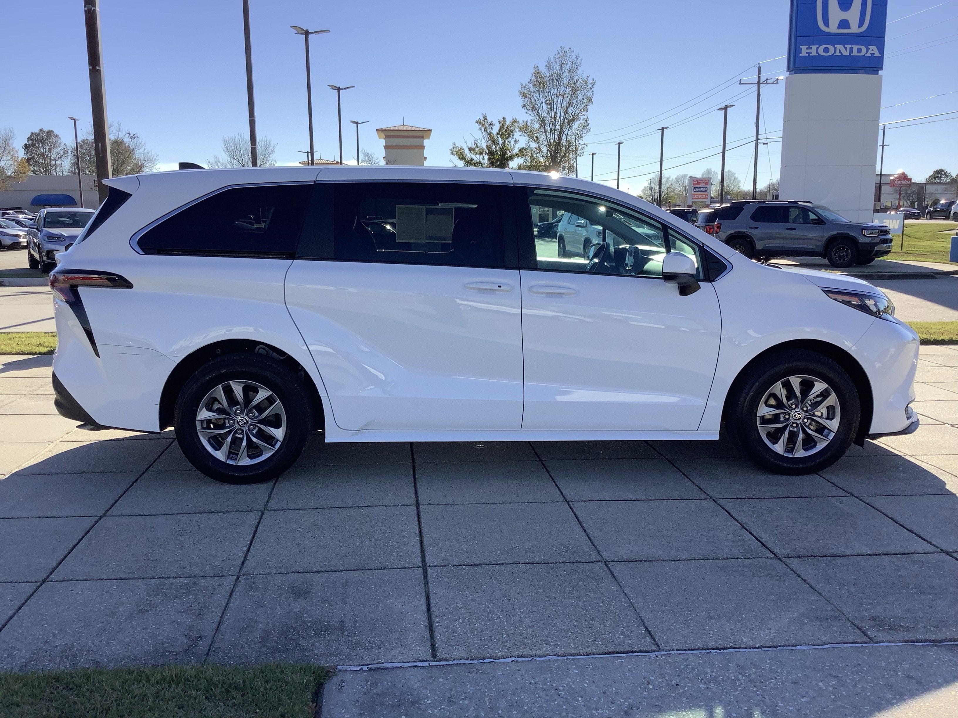 2024 Toyota Sienna LE