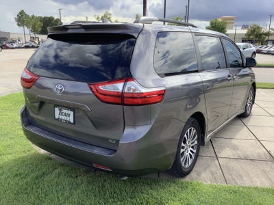 2018 Toyota Sienna XLE Auto Access Seat