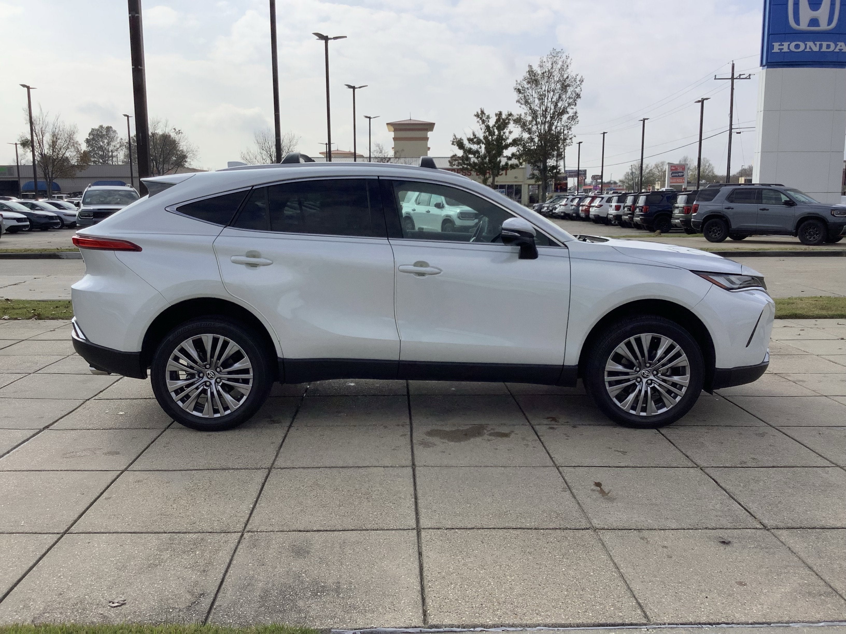 2024 Toyota Venza LE